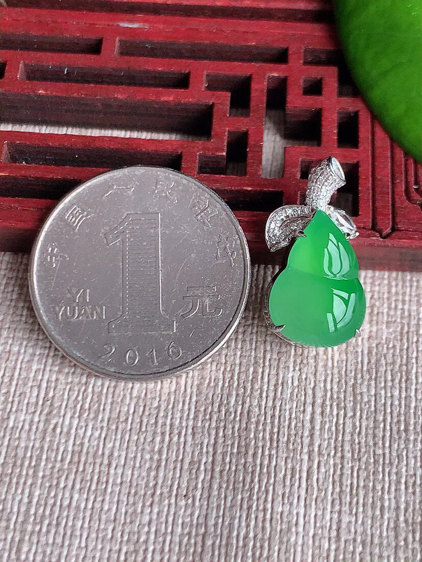a货翡翠老坑冰种18K金伴钻镶嵌满绿葫芦吊坠 尺寸20.6×14.3×10.5×7.6mm 重量3.86g 0614