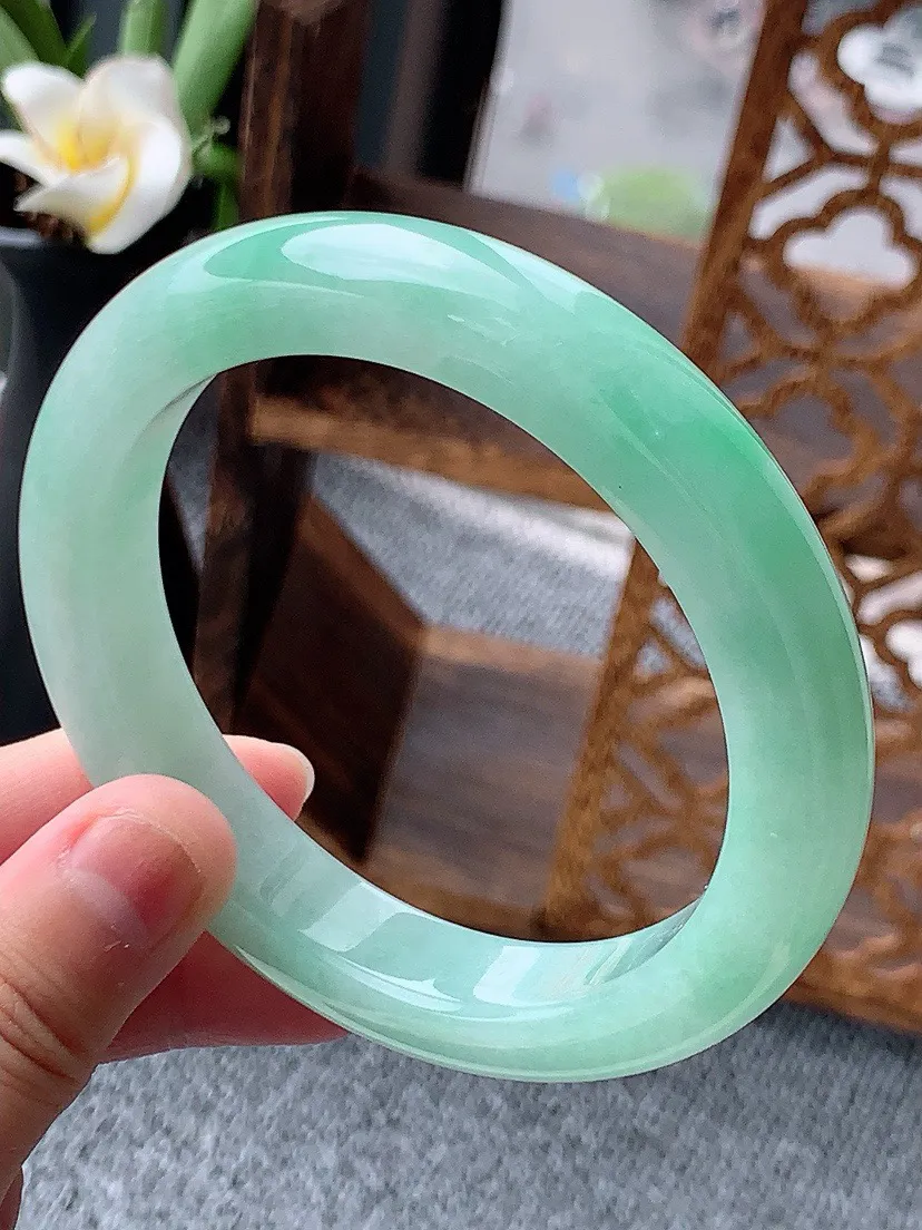 a货翡翠老坑飘绿厚装正装正圈手镯62-63大圈口 尺寸62.5×12×9.8mm 重量81.80g 0613