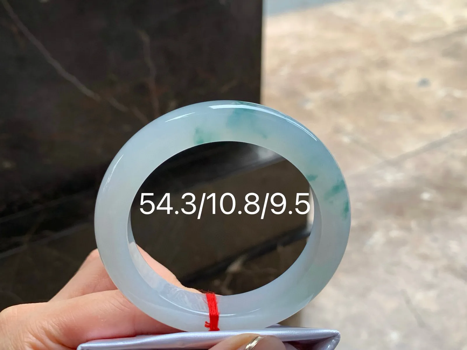 冰飘花手镯
水润54.3/10.8/9.5mm