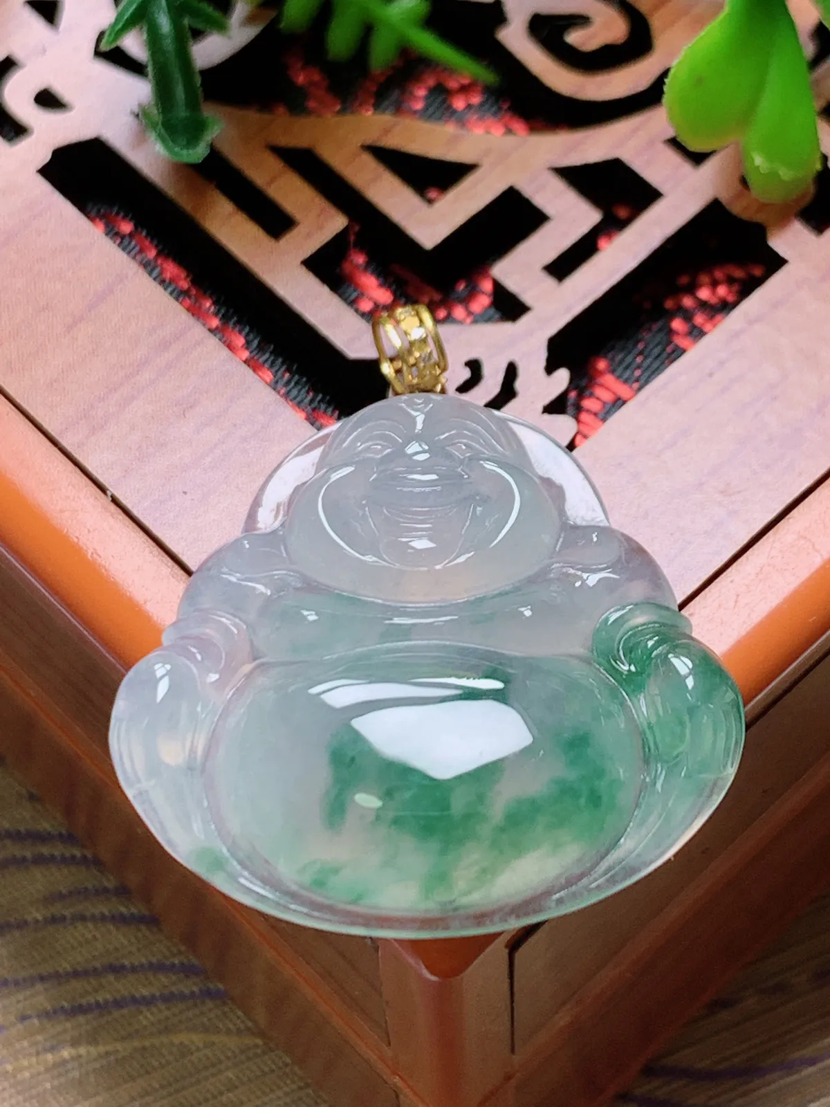精品推荐，缅甸天然A货翡翠，18K金扣镶嵌冰种飘花佛公吊坠，种水好，颜色鲜艳，玉质水润细腻，工艺精湛，佩戴效果更佳。