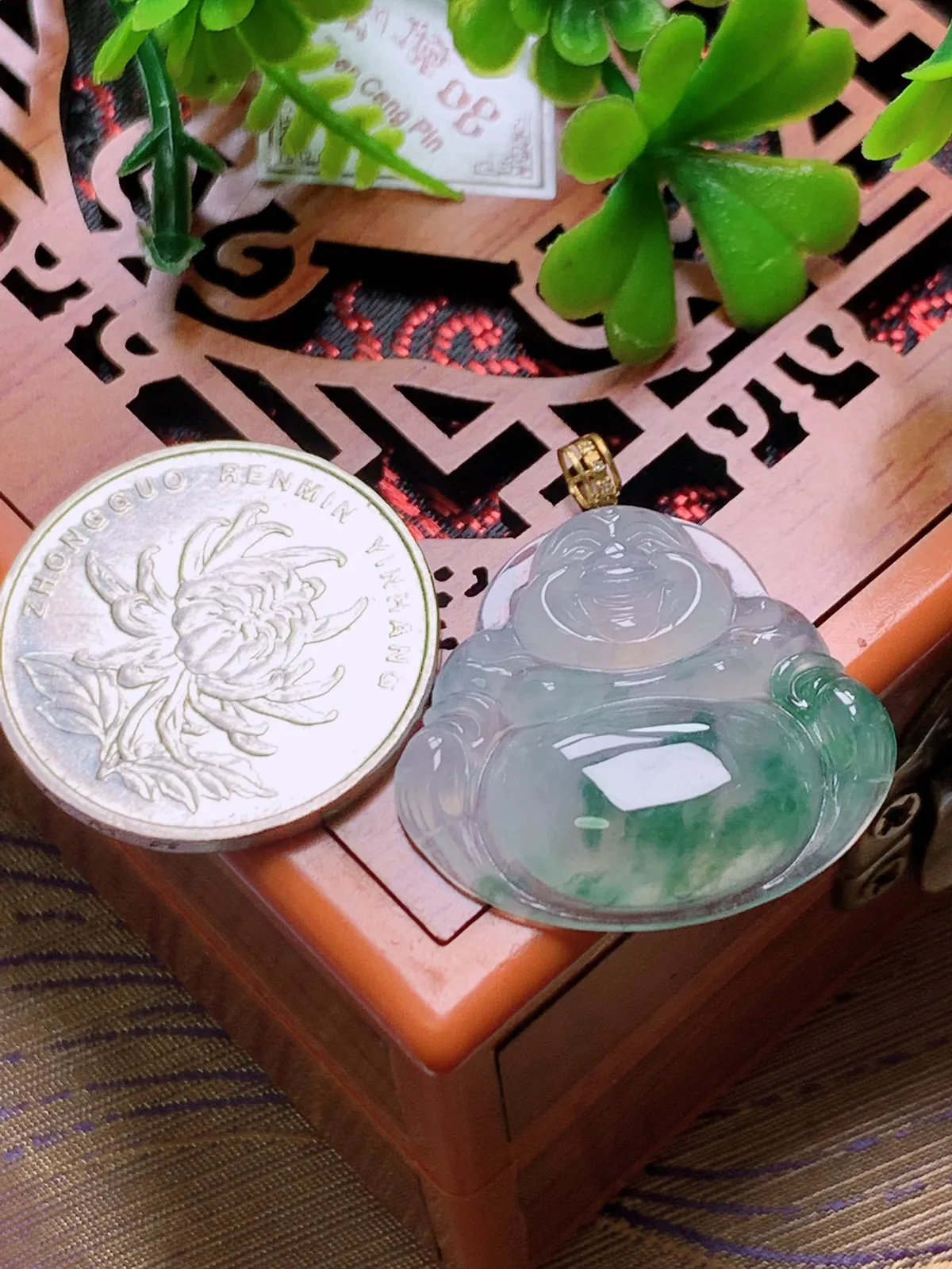 精品推荐，缅甸天然A货翡翠，18K金扣镶嵌冰种飘花佛公吊坠，种水好，颜色鲜艳，玉质水润细腻，工艺精湛，佩戴效果更佳。