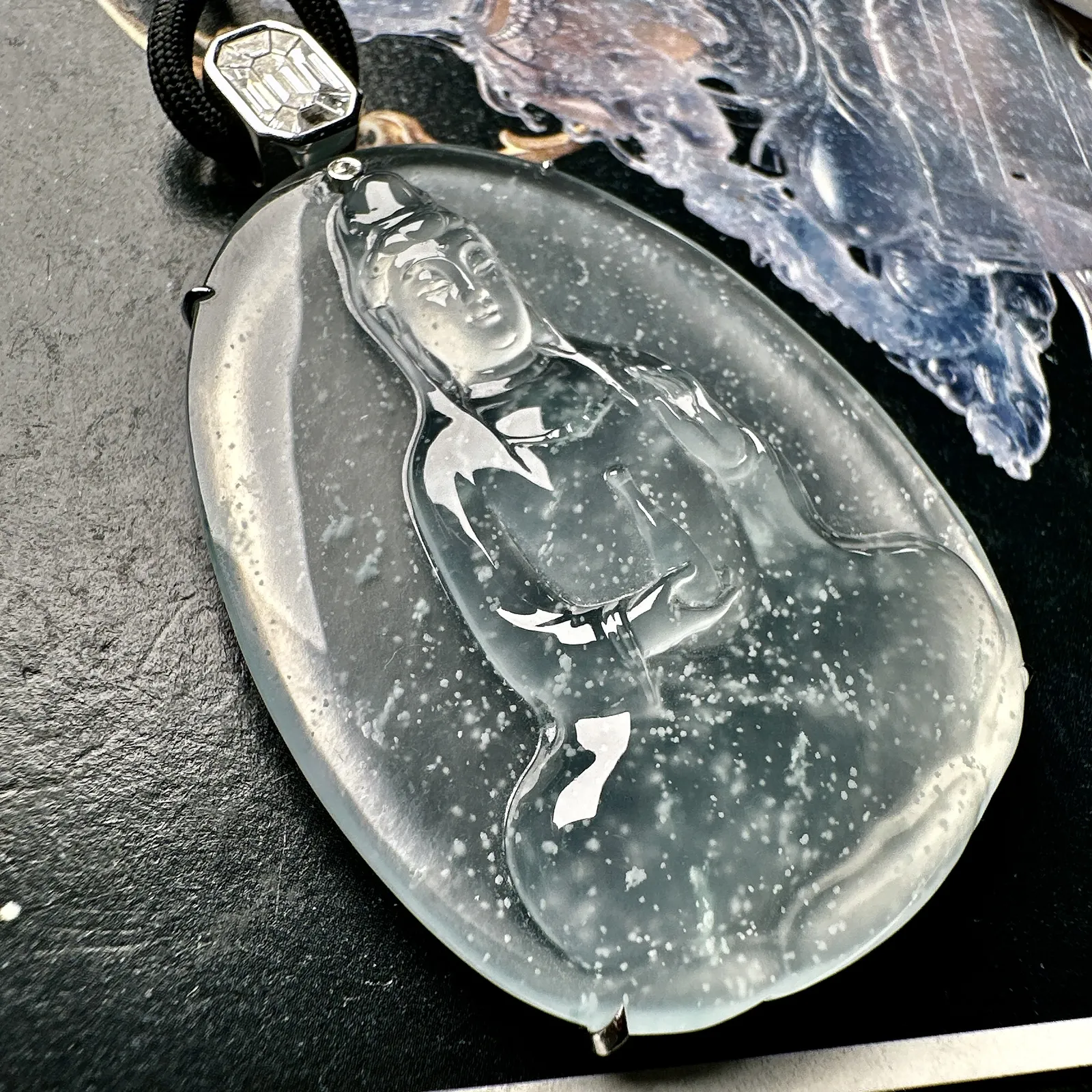 【玻璃种素衣观音】老坑木那雪花棉，质地细腻，通透度上佳，冰感十足，适合佩戴。18k金钻镶嵌，裸石尺寸51.4*38.9*5.2毫米