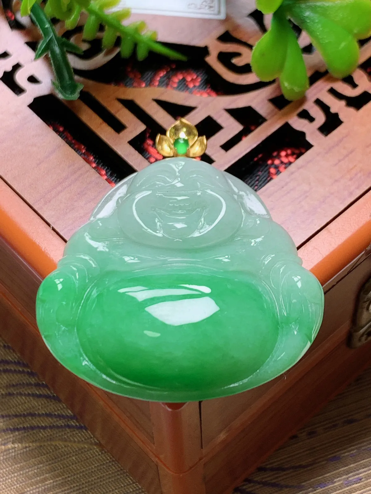 精品推荐，缅甸天然A货翡翠，18K金扣镶嵌飘绿佛公吊坠，种水好，颜色鲜艳，玉质水润细腻，工艺精湛，佩戴效果更佳。