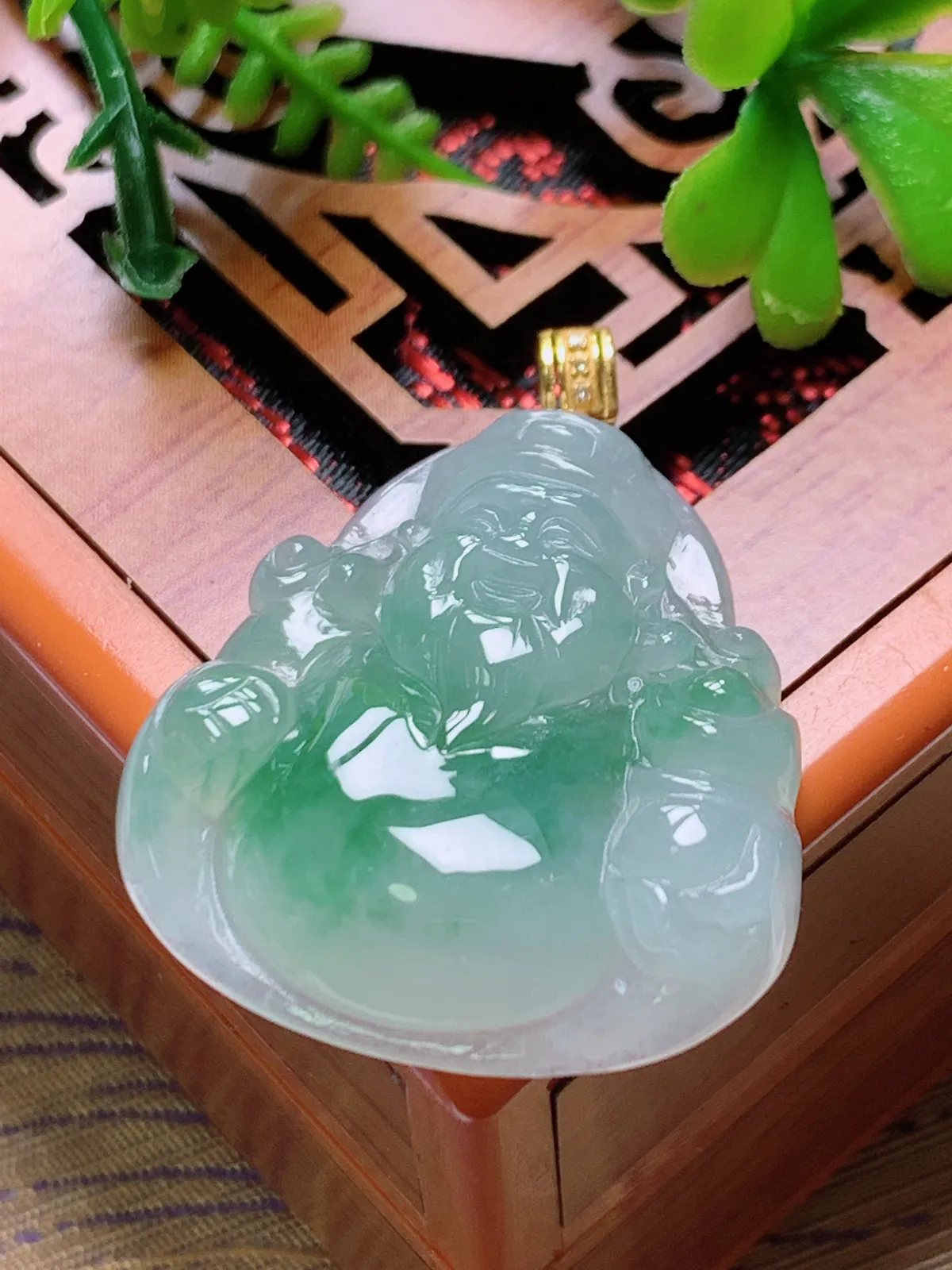 精品推荐，缅甸天然A货翡翠，18K金扣镶嵌冰种飘花财神爷吊坠，种水好，颜色鲜艳，玉质水润细腻，工艺精湛，佩戴效果更佳。