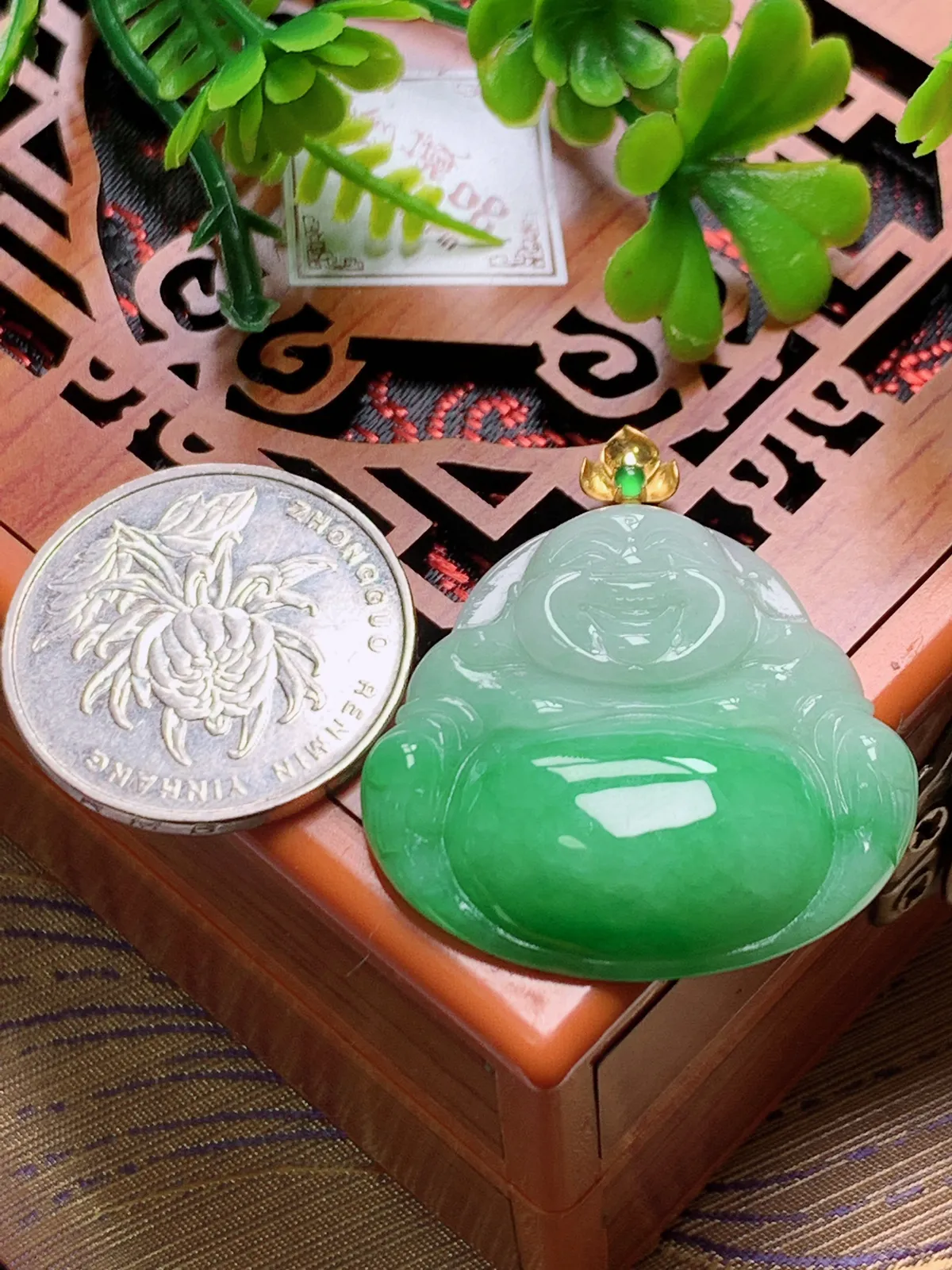 精品推荐，缅甸天然A货翡翠，18K金扣镶嵌飘绿佛公吊坠，种水好，颜色鲜艳，玉质水润细腻，工艺精湛，佩戴效果更佳。