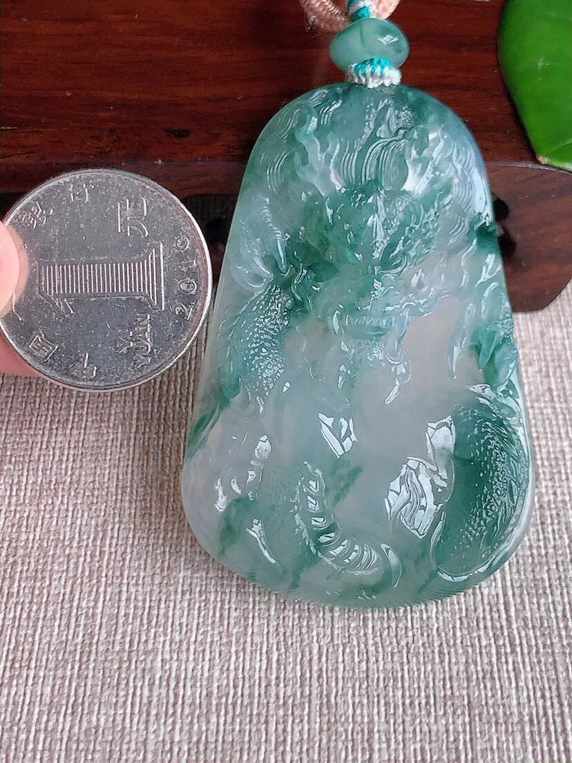 a货翡翠老坑冰种飘花龙牌吊坠  尺寸59.7×38×8.4mm 重量42.88g 0614