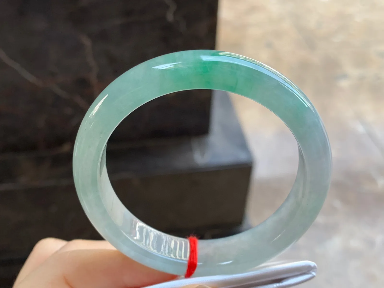 带色手镯
尺寸：55.5-12.7-8mm
有种有色～上手很耐看的料子推荐气质