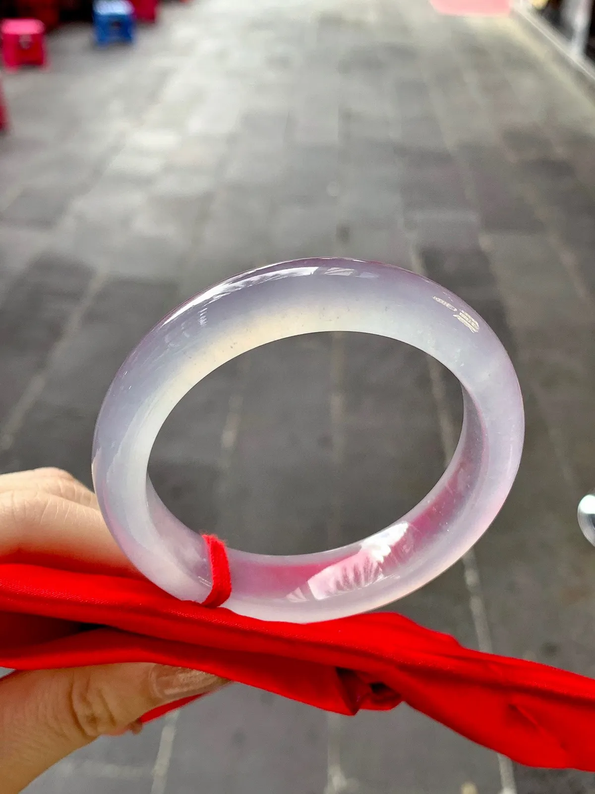冰种飘花圆条手镯
尺寸：55.8-11.8-11.9mm
种老起胶的料子品质货