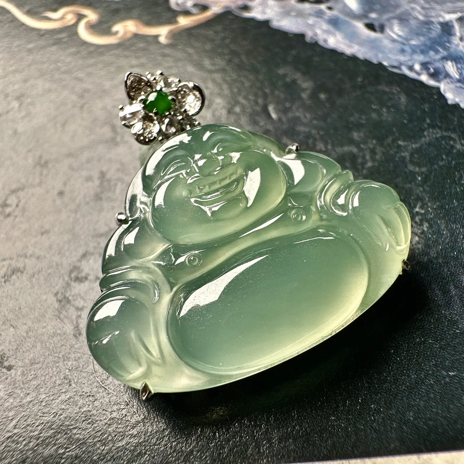 【冰种晴底正装佛公】质地细腻，起胶感，晶莹剔透，冰感十足，通透闪亮，18k金钻镶嵌，裸石尺寸19*2