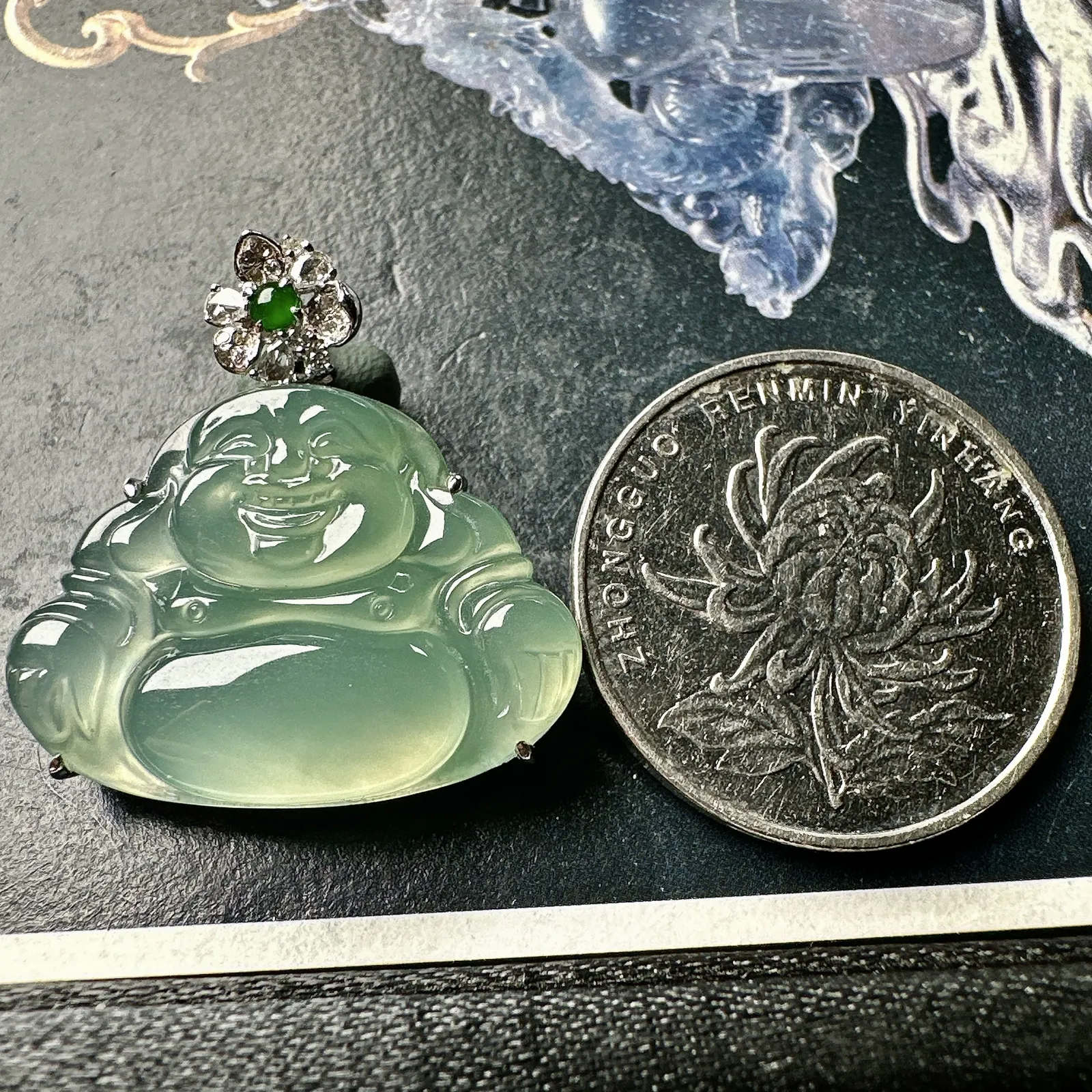 【冰种晴底正装佛公】质地细腻，起胶感，晶莹剔透，冰感十足，通透闪亮，18k金钻镶嵌，裸石尺寸19*25.8*5毫米