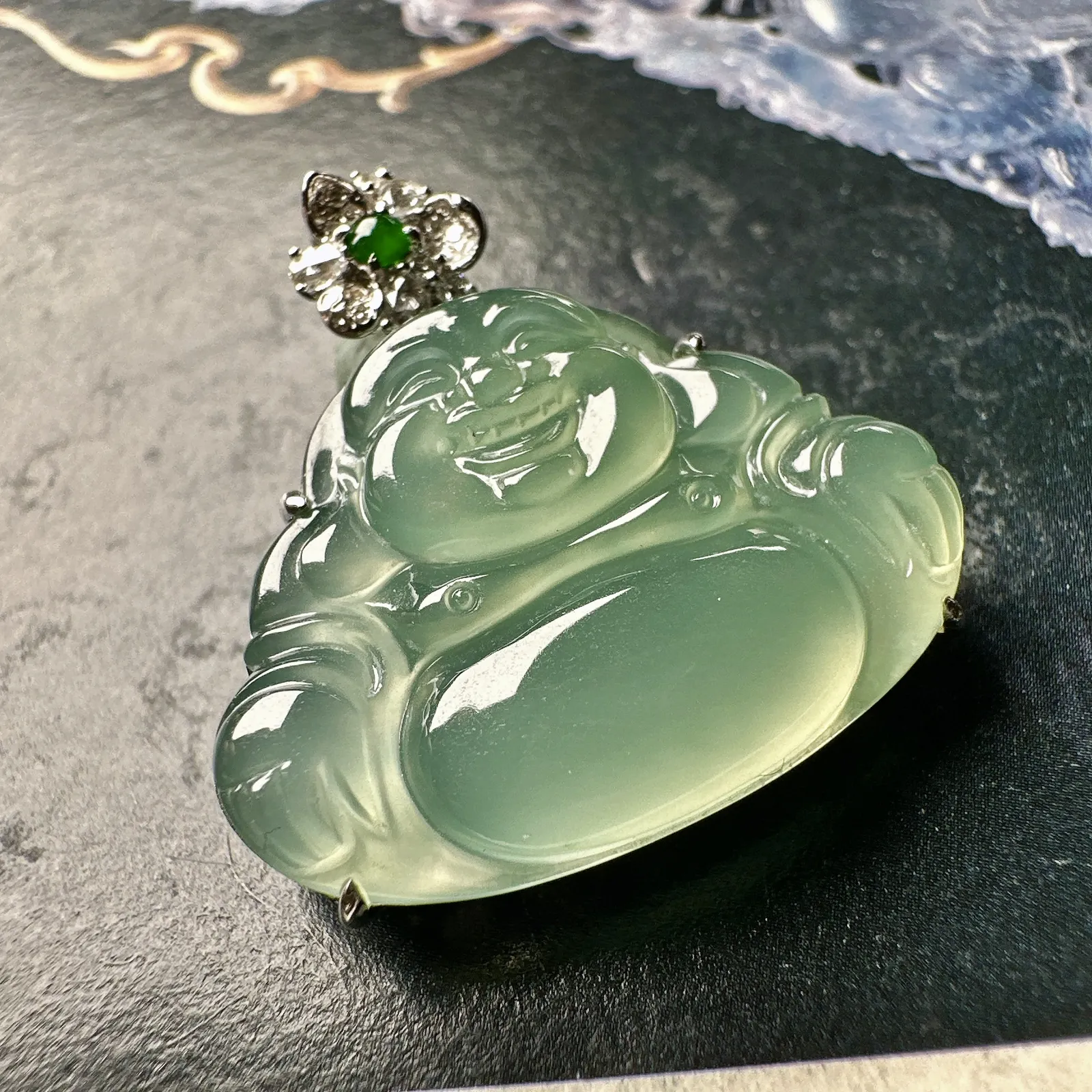 【冰种晴底正装佛公】质地细腻，起胶感，晶莹剔透，冰感十足，通透闪亮，18k金钻镶嵌，裸石尺寸19*25.8*5毫米