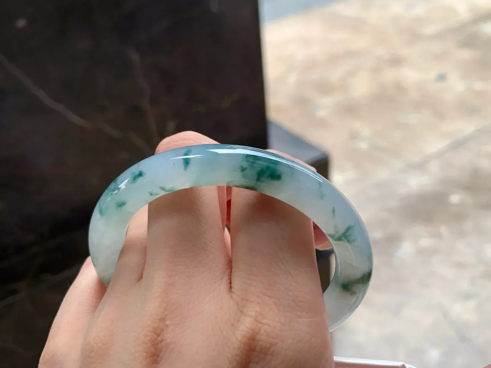 冰种飘花圆条手镯
种好水足 55.3/9.2mm
