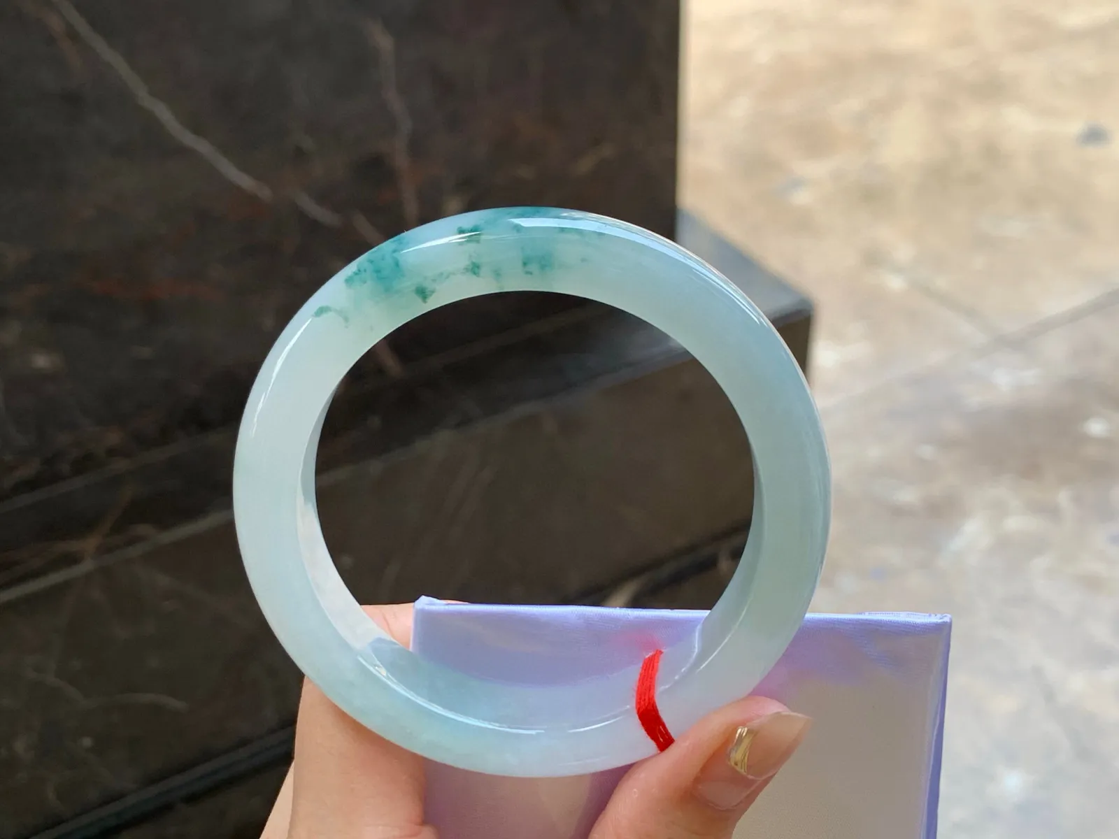 冰飘花手镯
水润清爽 59/12.6/9mm