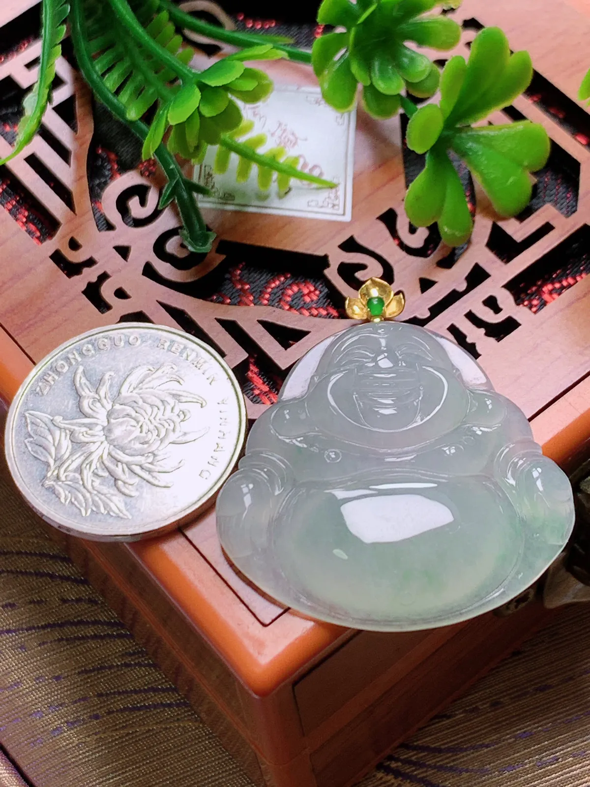 精品推荐，缅甸天然A货翡翠，18K金扣镶嵌冰种飘绿佛公吊坠，种水好，颜色鲜艳，玉质水润细腻，工艺精湛，佩戴效果更佳。