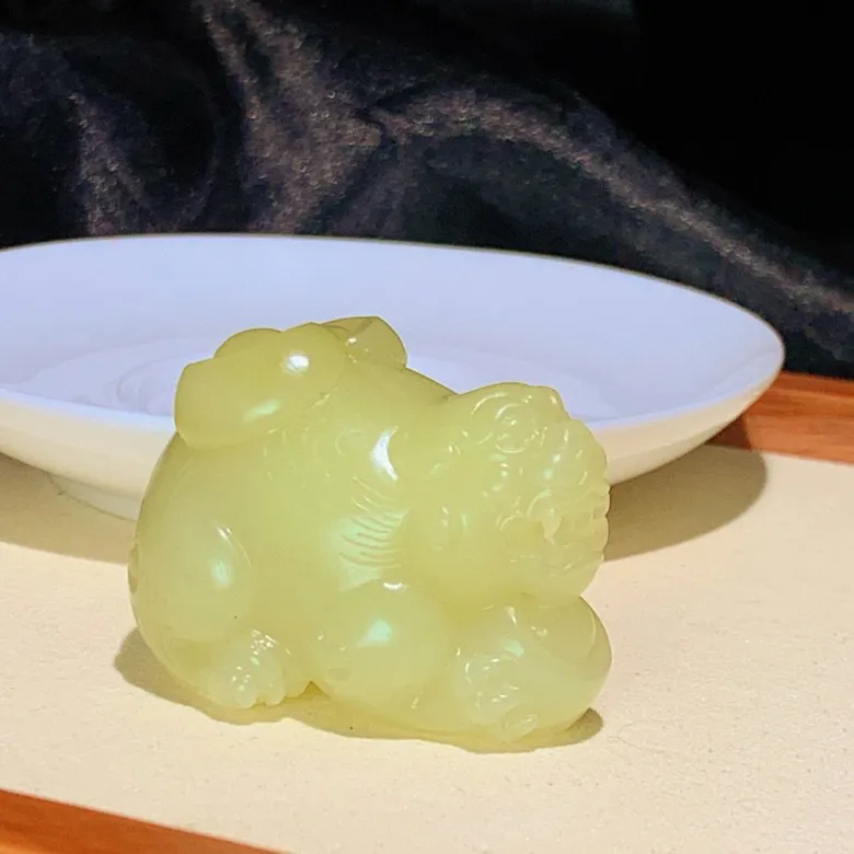 新疆若羌黄口料招财进宝貔貅挂件。尺寸46.8/33.0/31.9重71.5克。玉质细腻油润 脂粉好，