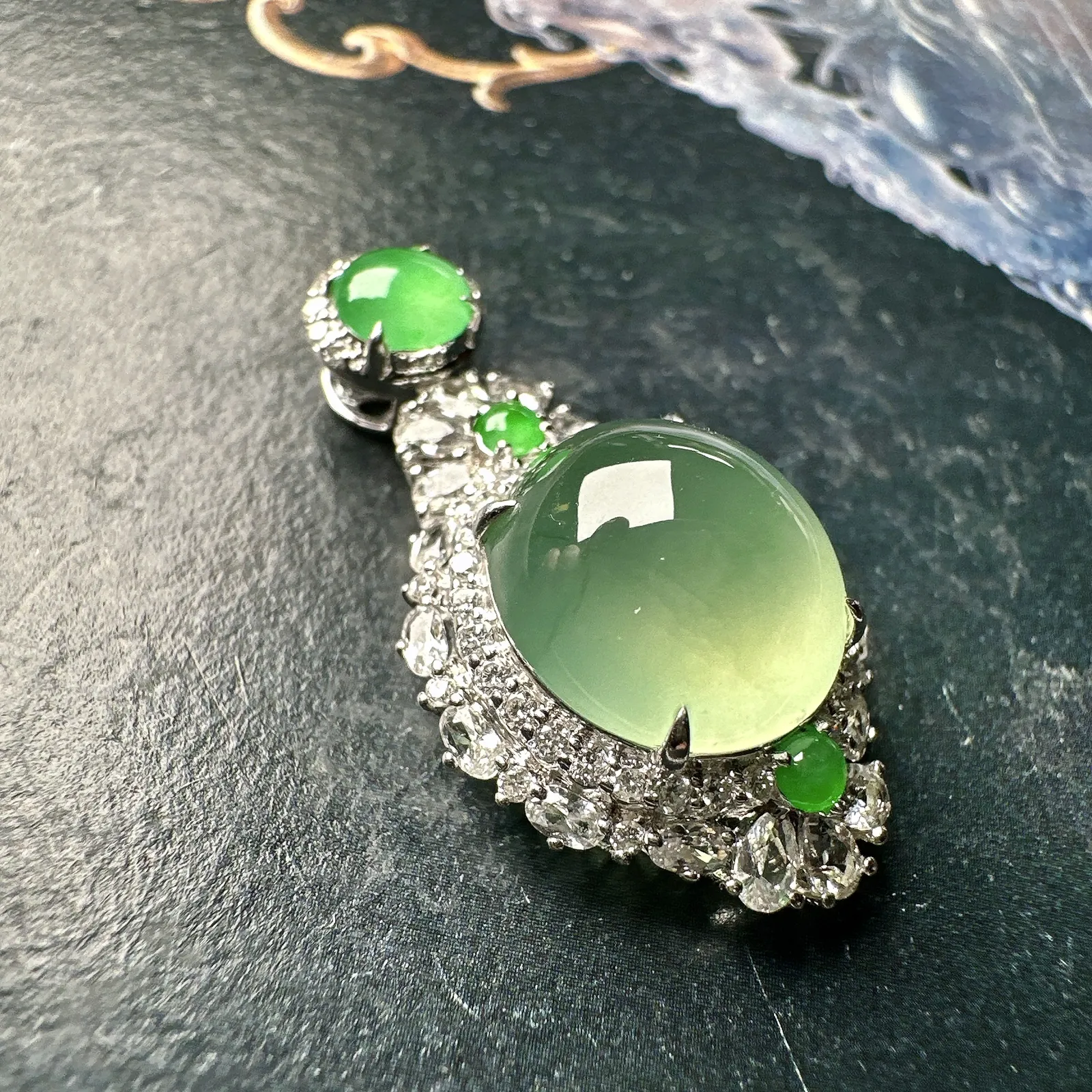 【冰种晴绿底蛋面】珍藏品，晶莹剔透，起强荧光，冰润动人。18k金钻镶嵌，裸石尺寸11.9*11.1*6.3毫米