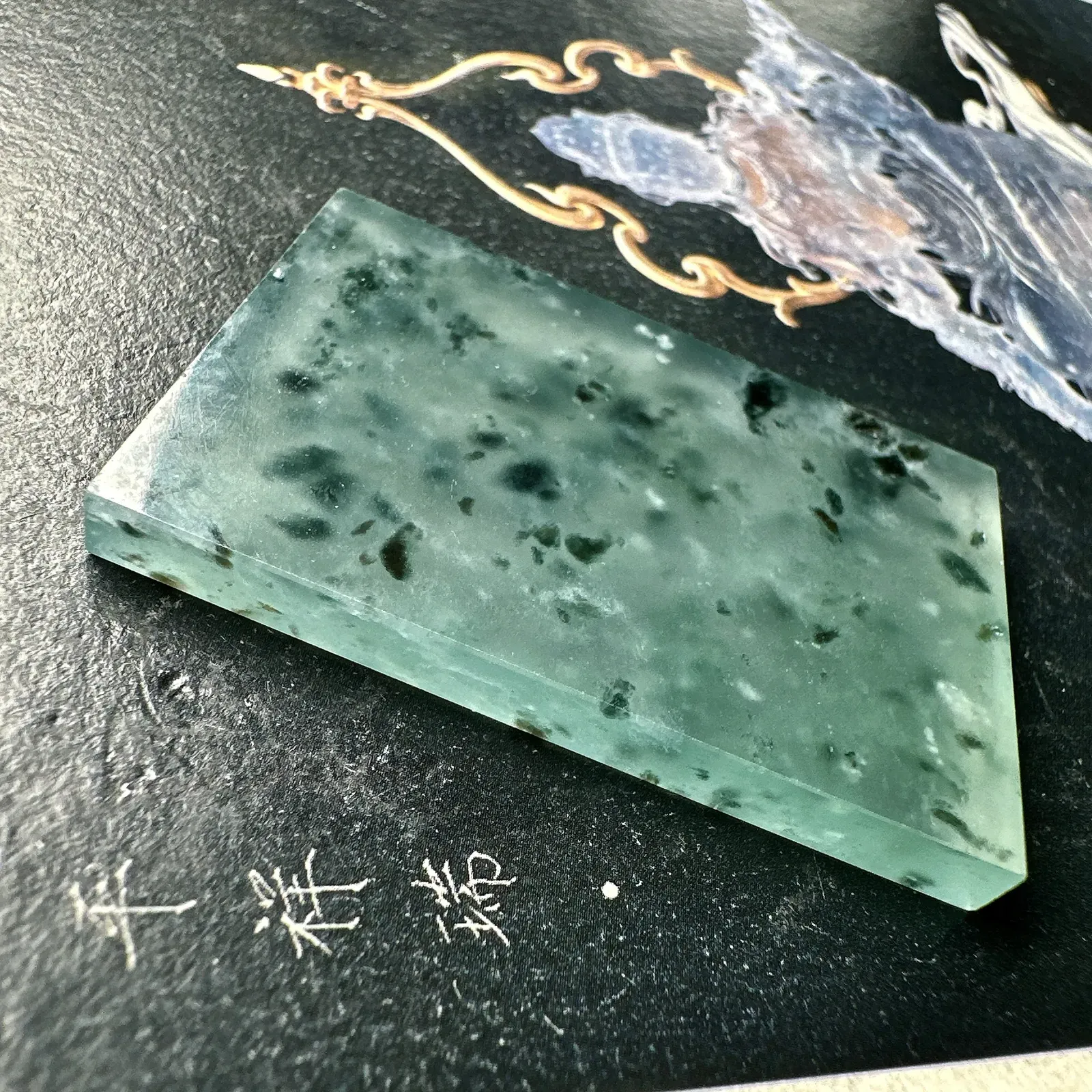 【冰种飘花无事牌】质地细腻，冰度很足，种相当老，通透纯净，起光，意境感强烈
