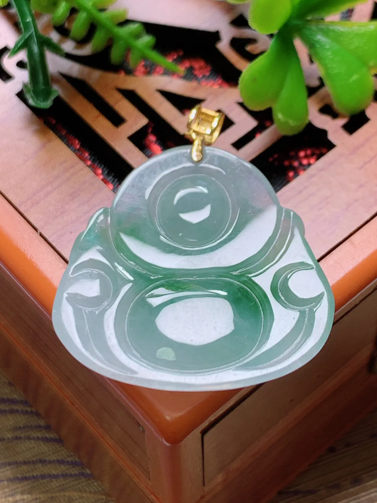 精品推荐，缅甸天然A货翡翠，18K金扣镶嵌冰种飘花财神爷吊坠，种水好，颜色鲜艳，玉质水润细腻，工艺精湛，佩戴效果更佳。