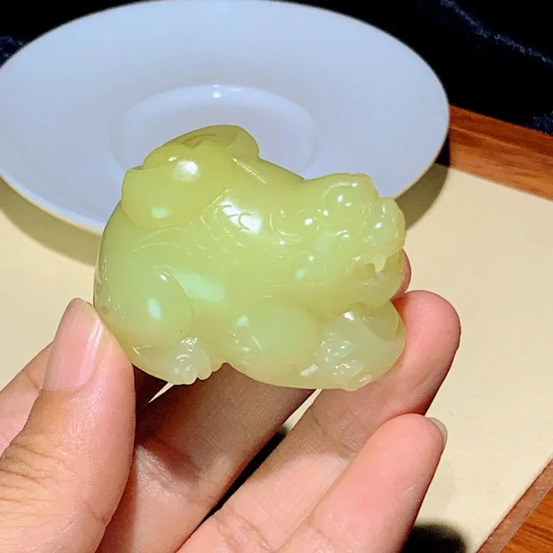 新疆若羌黄口料招财进宝貔貅挂件。尺寸46.8/33.0/31.9重71.5克。玉质细腻油润 脂粉好，品质好lt250613