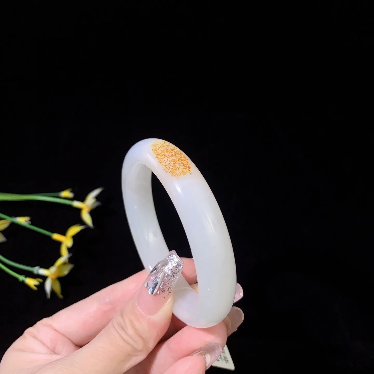 和田玉53.6圈口白玉手镯！枣红皮，圈口53.6宽12.5玉质细腻油润 底色纯净 无裂无杂 脂粉好，品质好！