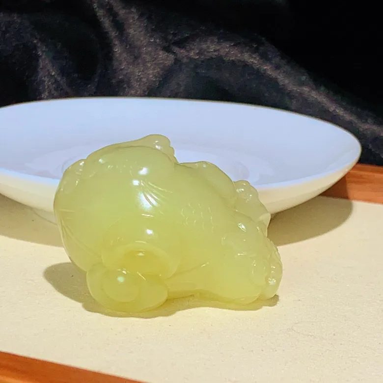 新疆若羌黄口料招财进宝貔貅挂件。尺寸46.8/33.0/31.9重71.5克。玉质细腻油润 脂粉好，品质好lt250613