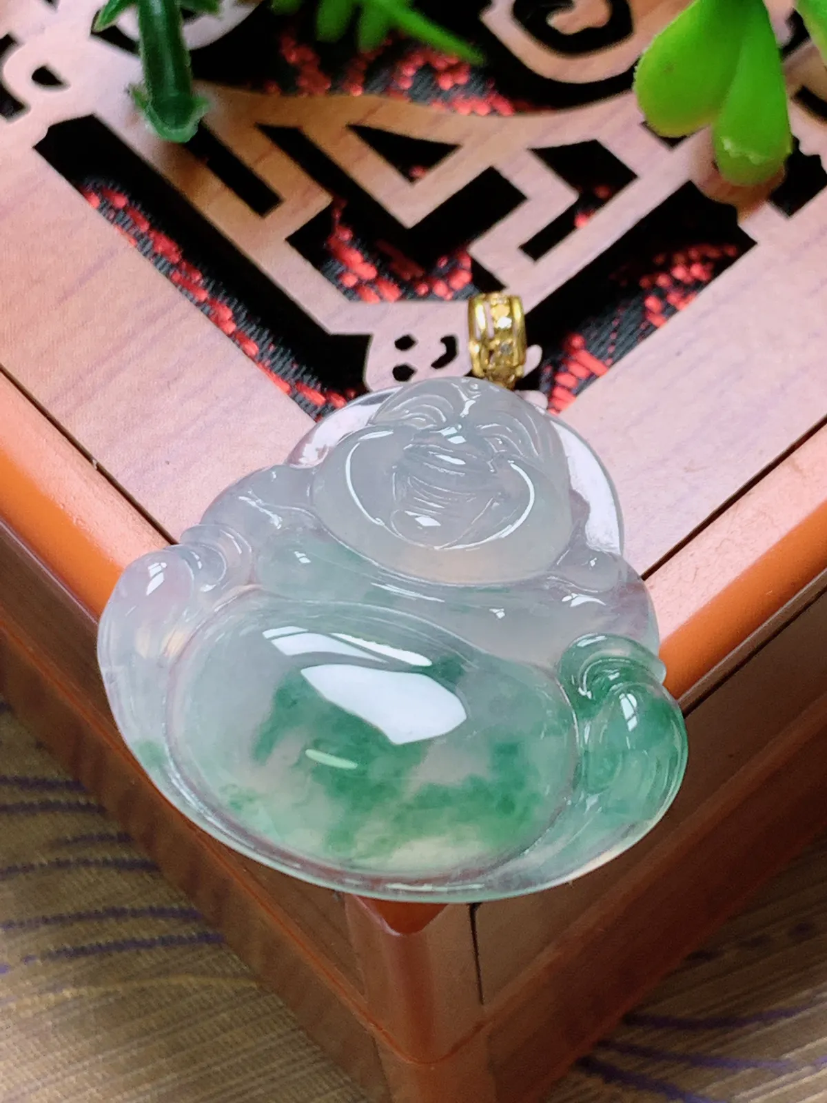 精品推荐，缅甸天然A货翡翠，18K金扣镶嵌冰种飘花佛公吊坠，种水好，颜色鲜艳，玉质水润细腻，工艺精湛，佩戴效果更佳。
