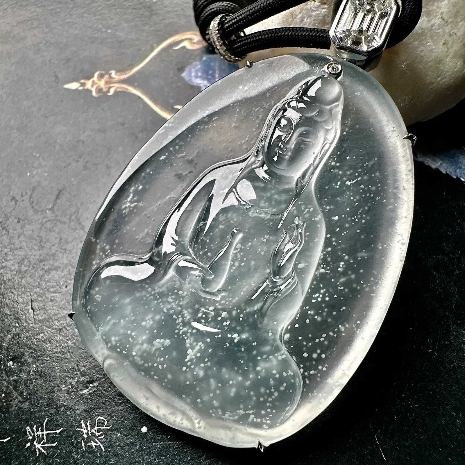 【玻璃种素衣观音】老坑木那雪花棉，质地细腻，通透度上佳，冰感十足，适合佩戴。18k金钻镶嵌，裸石尺寸51.4*38.9*5.2毫米