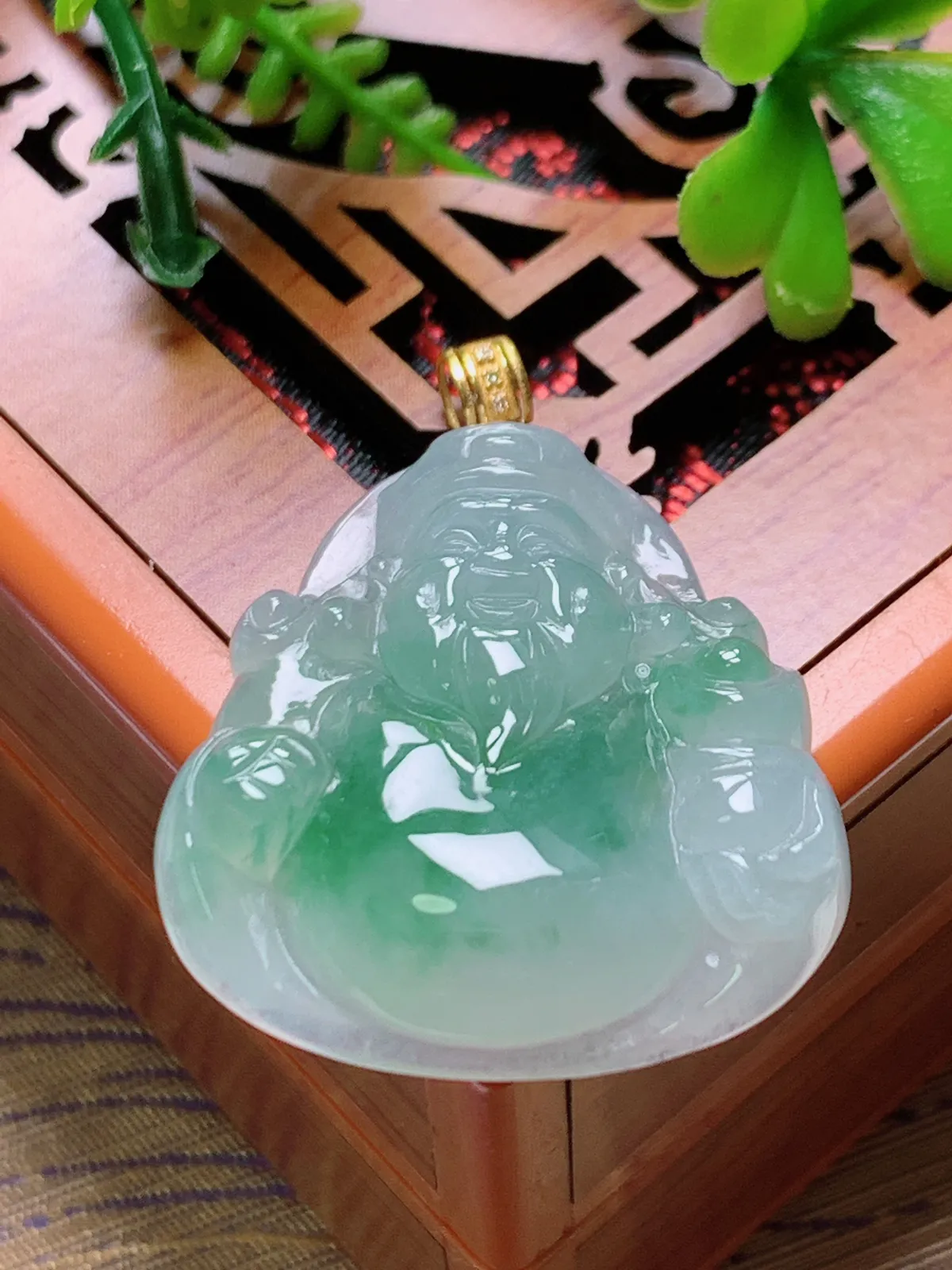 精品推荐，缅甸天然A货翡翠，18K金扣镶嵌冰种飘花财神爷吊坠，种水好，颜色鲜艳，玉质水润细腻，工艺精湛，佩戴效果更佳。