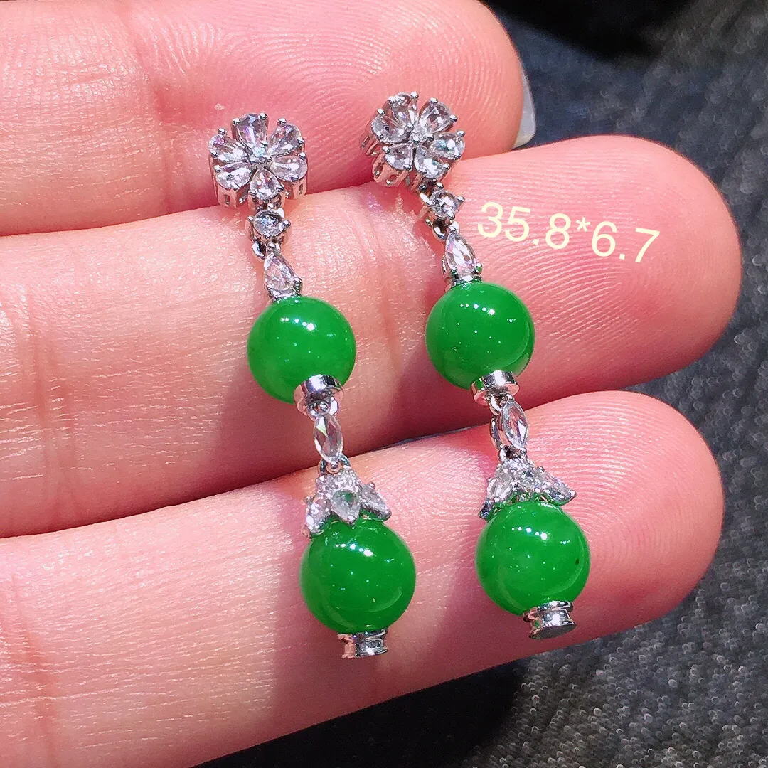 阳绿珠子耳坠，色泽均匀艳丽，玉质细腻，荧光感超
强，饱满圆润，气质满满。18k
金豪华镶嵌