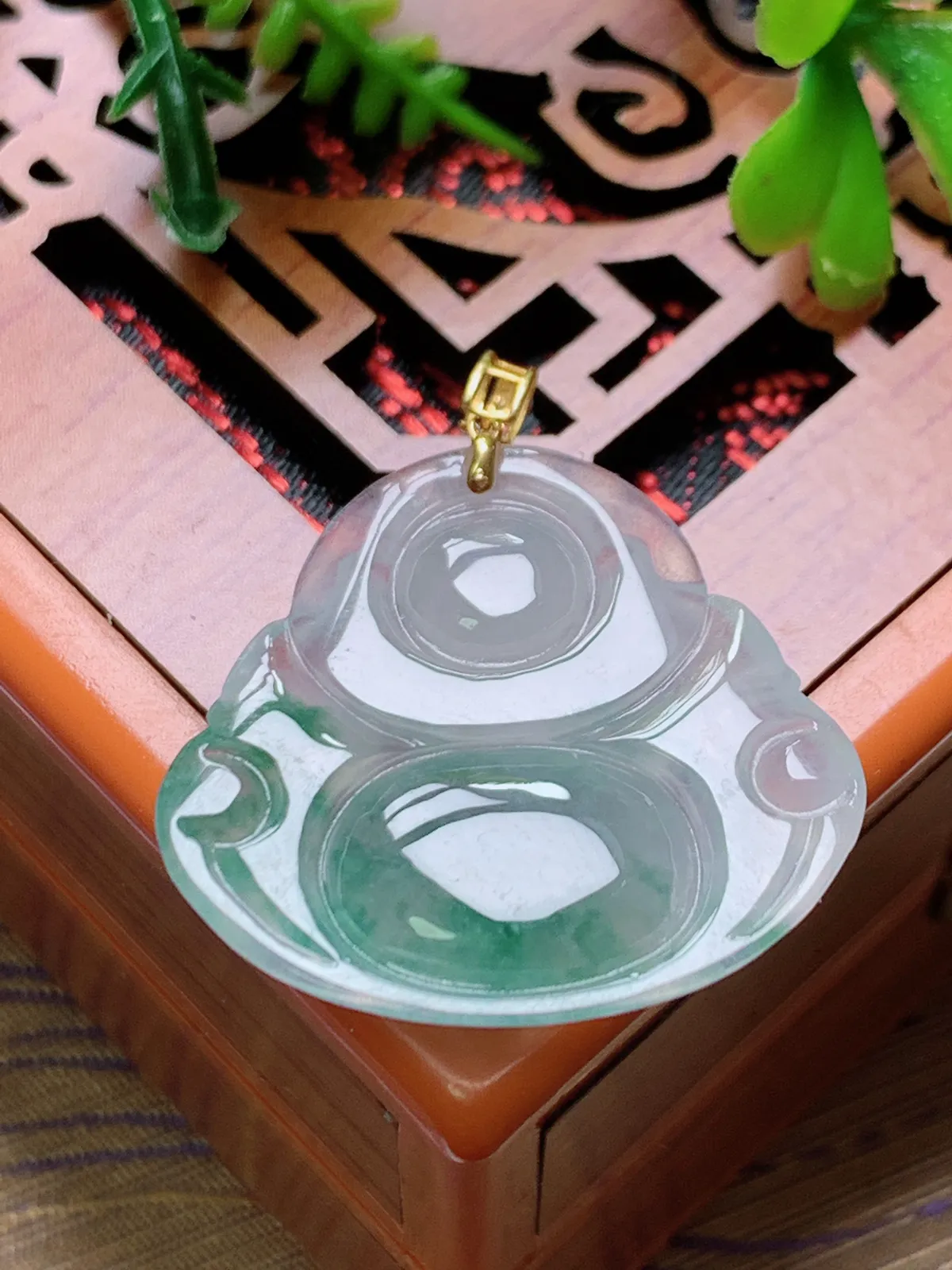 精品推荐，缅甸天然A货翡翠，18K金扣镶嵌冰种飘花佛公吊坠，种水好，颜色鲜艳，玉质水润细腻，工艺精湛，佩戴效果更佳。