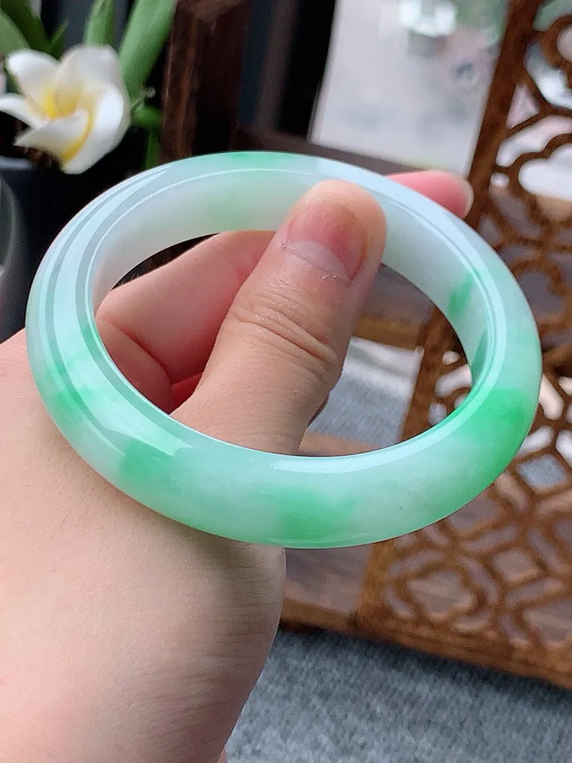 a货翡翠老坑飘绿正装正圈手镯56-57圈口 尺寸56.5×12×8.8mm 重量65.16g 0613