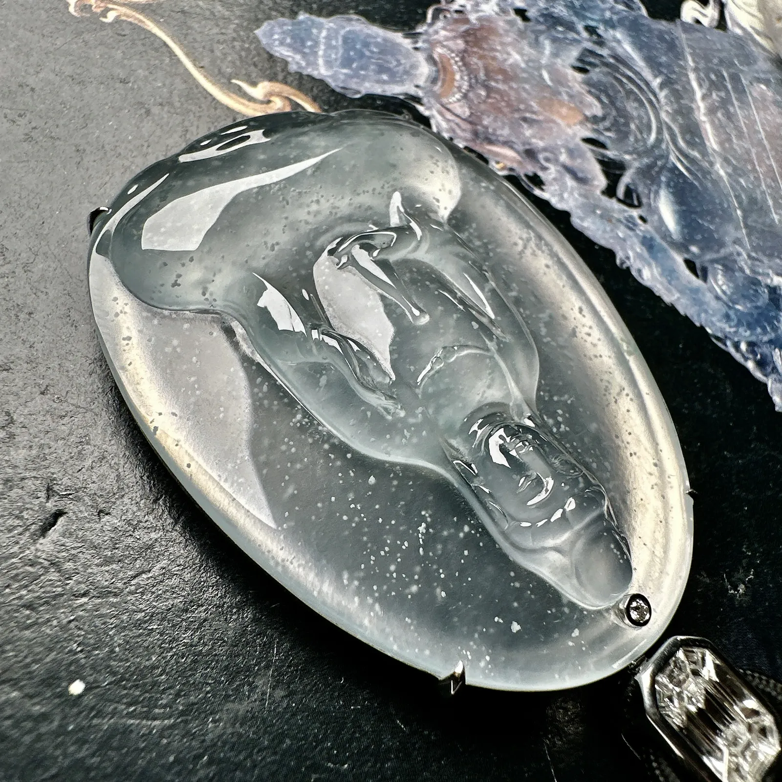 【玻璃种素衣观音】老坑木那雪花棉，质地细腻，通透度上佳，冰感十足，适合佩戴。18k金钻镶嵌，裸石尺寸51.4*38.9*5.2毫米