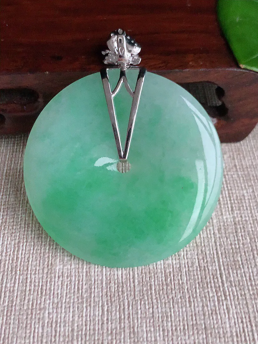 a货翡翠老坑冰种18K金伴钻镶嵌飘绿大平安扣吊坠 尺寸54×43.7×5mm 重量22.60g 06