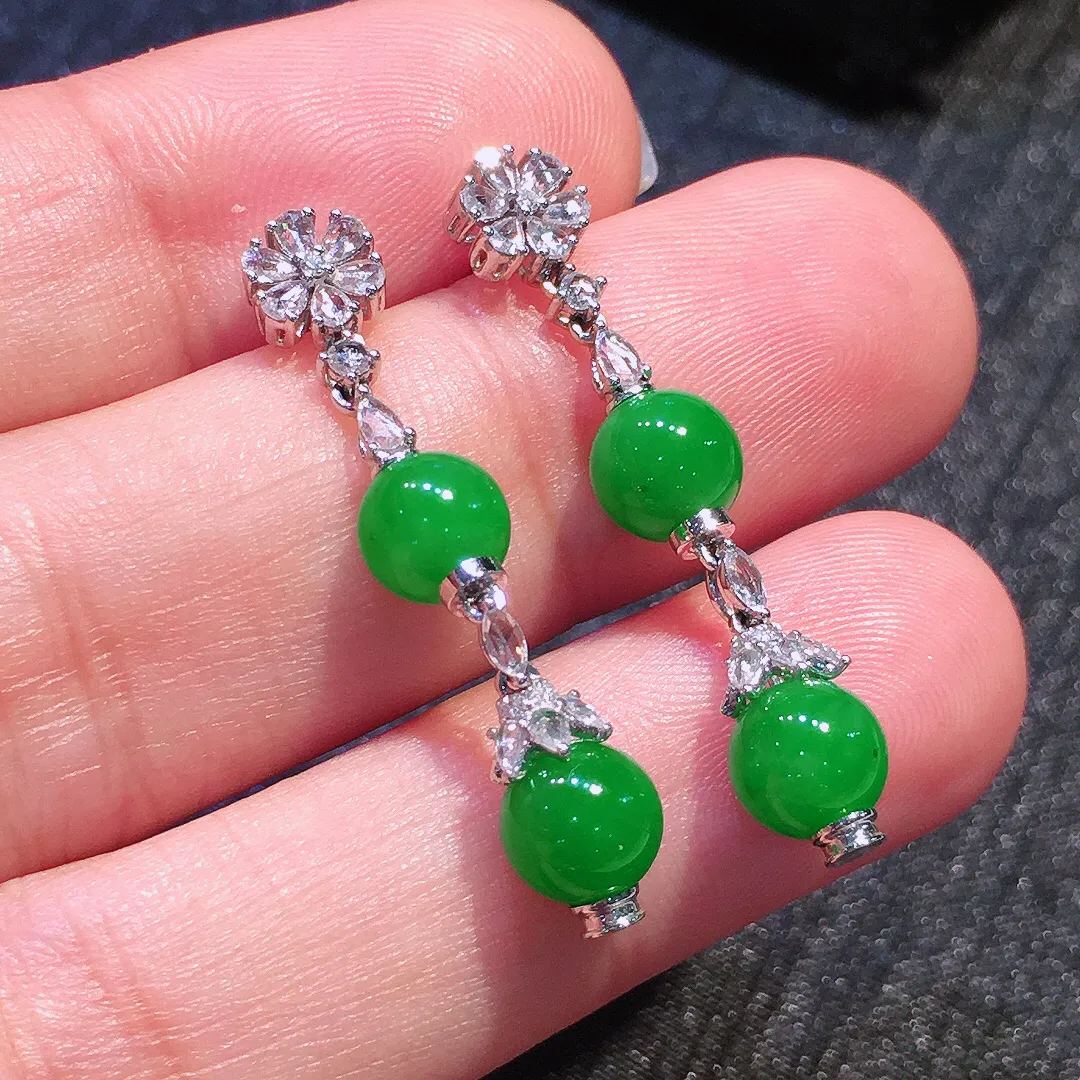 阳绿珠子耳坠，色泽均匀艳丽，玉质细腻，荧光感超
强，饱满圆润，气质满满。18k
金豪华镶嵌