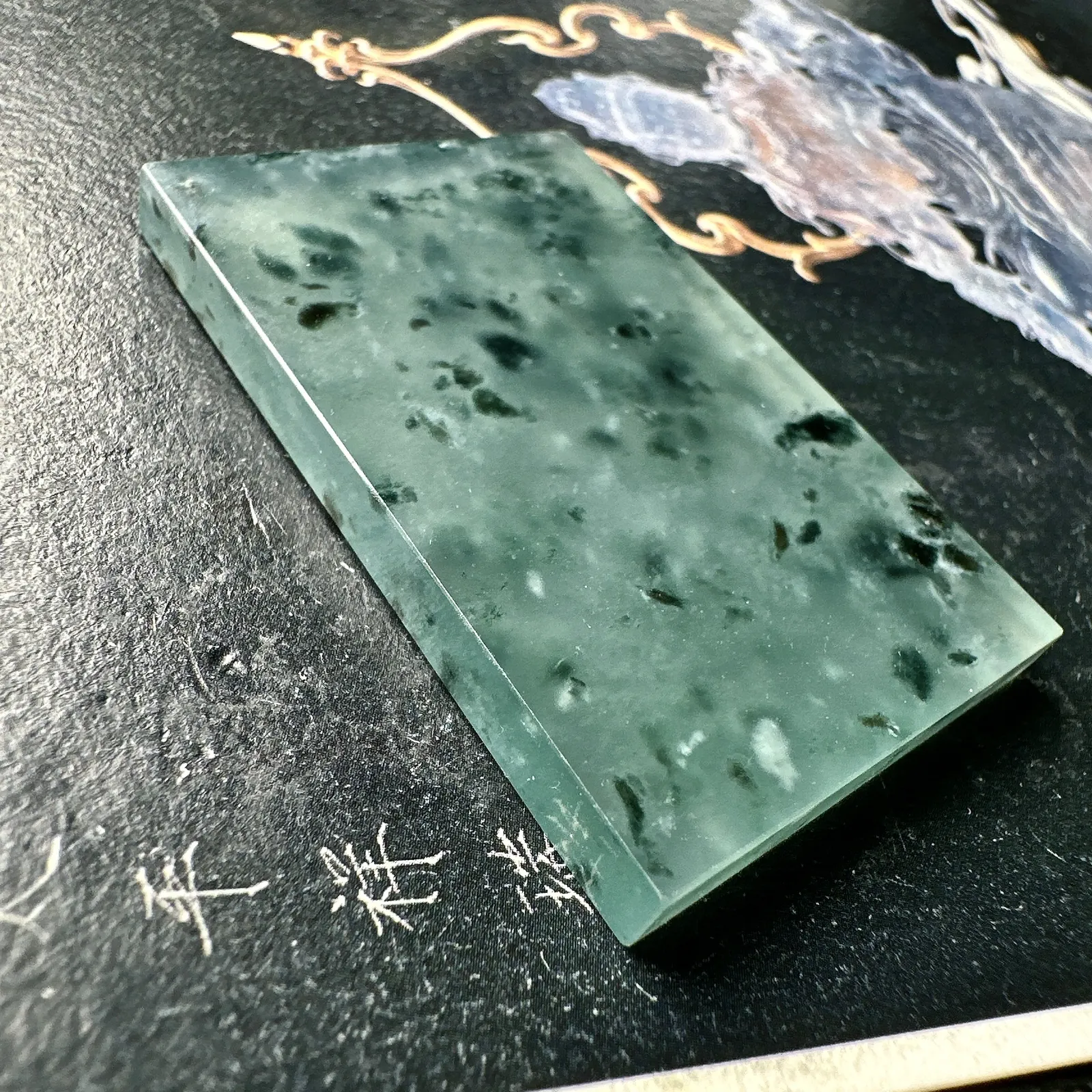 【冰种飘花无事牌】质地细腻，冰度很足，种相当老，通透纯净，起光，意境感强烈