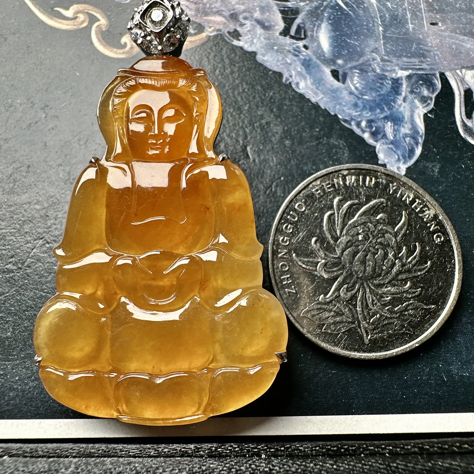 【冰种黄翡观音吊坠】质地细腻，冰润通透，晶莹闪亮。饱满圆润，18k金钻镶嵌，裸石尺寸43.7*29.5*3.5毫米