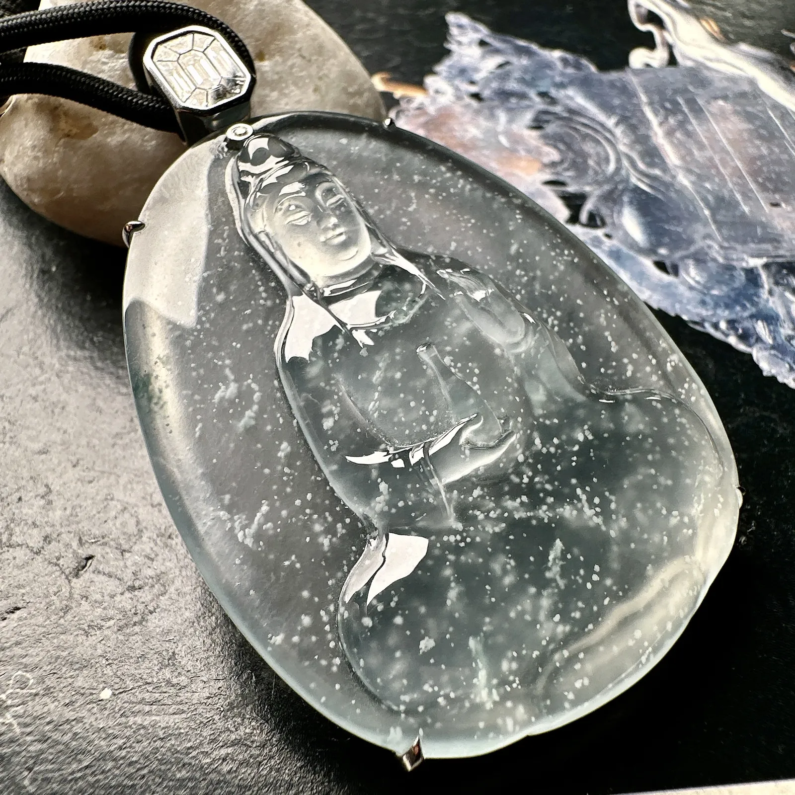 【玻璃种素衣观音】老坑木那雪花棉，质地细腻，通透度上佳，冰感十足，适合佩戴。18k金钻镶嵌，裸石尺寸