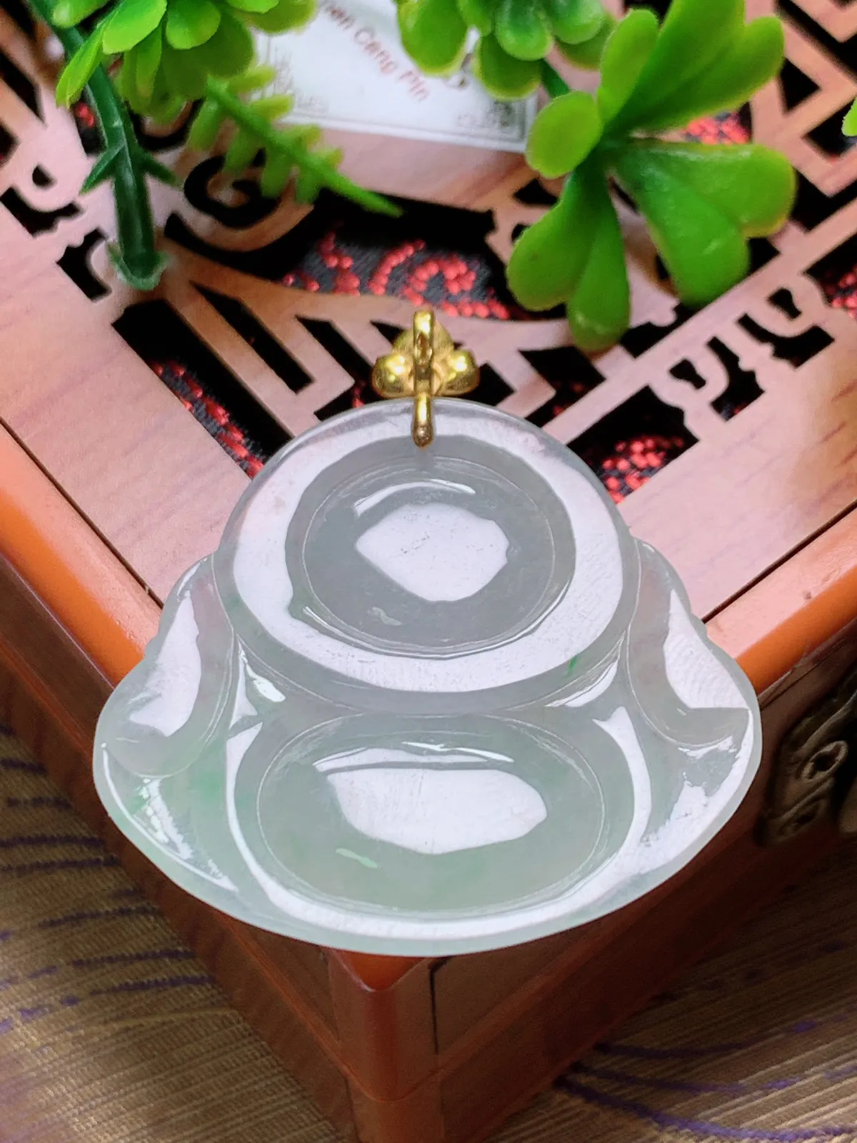 精品推荐，缅甸天然A货翡翠，18K金扣镶嵌冰种飘绿佛公吊坠，种水好，颜色鲜艳，玉质水润细腻，工艺精湛，佩戴效果更佳。