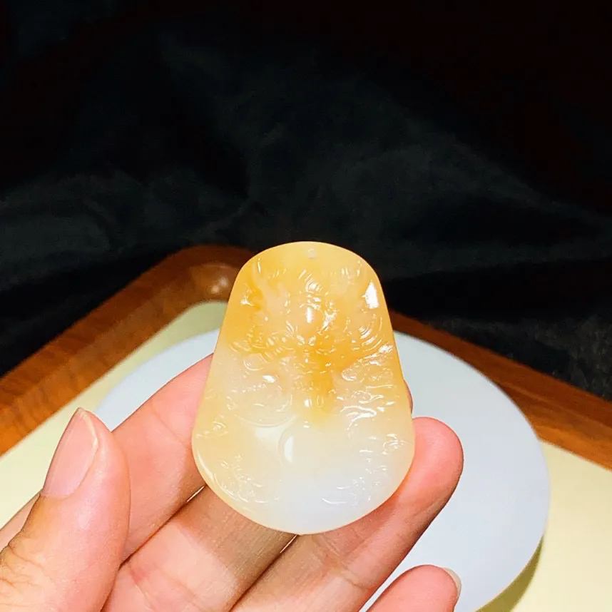 新疆且末糖龙佑一方挂件。尺寸441/33.3/10.8重22.7克。玉质细腻油润 脂粉好，品质好lt250613