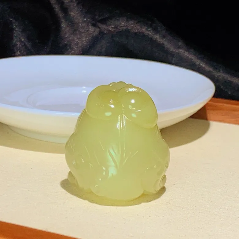 新疆若羌黄口料招财进宝貔貅挂件。尺寸46.8/33.0/31.9重71.5克。玉质细腻油润 脂粉好，品质好lt250613