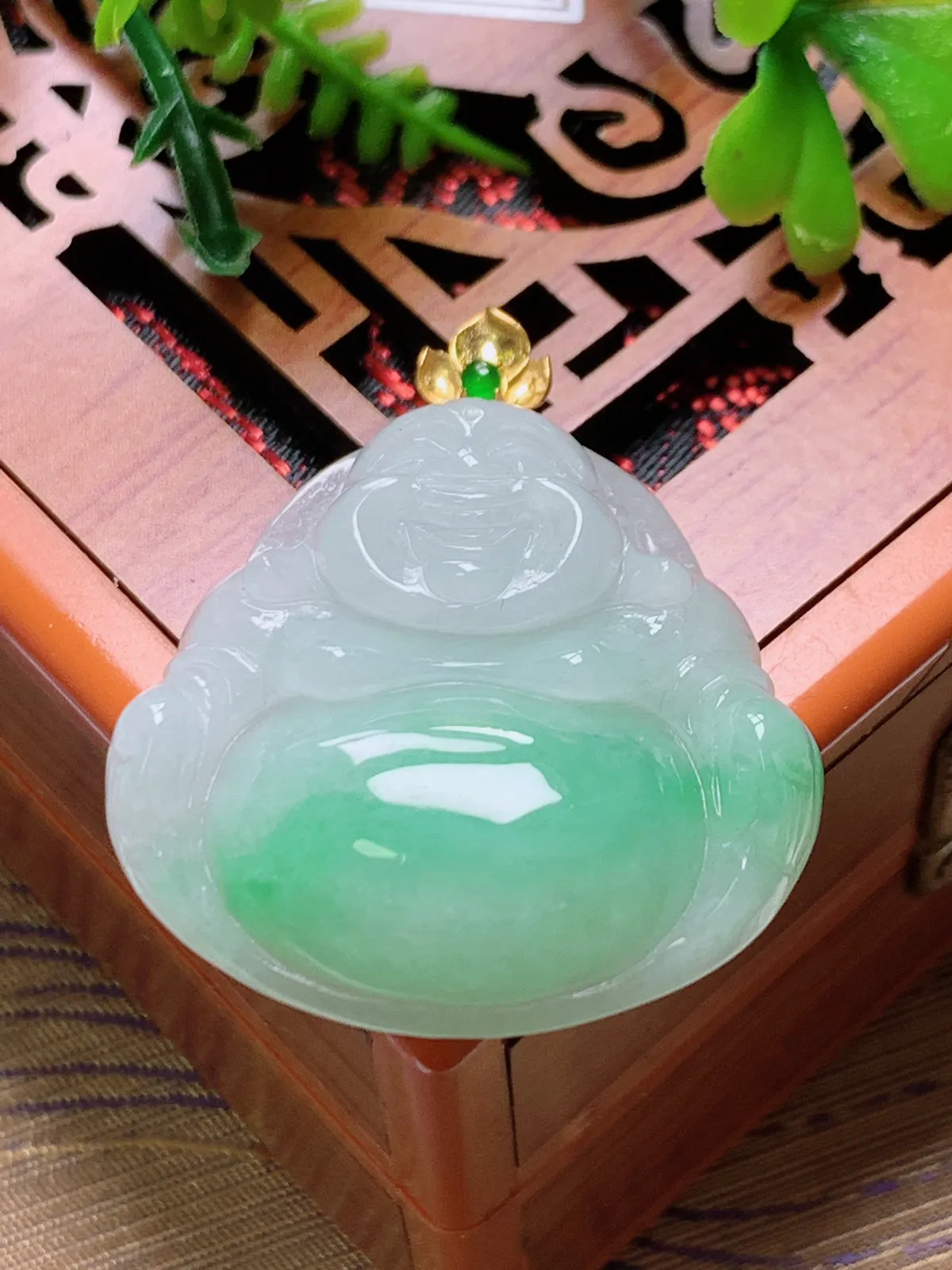 精品推荐，缅甸天然A货翡翠，18K金扣镶嵌飘绿佛公吊坠，种水好，颜色鲜艳，玉质水润细腻，工艺精湛，佩戴效果更佳。