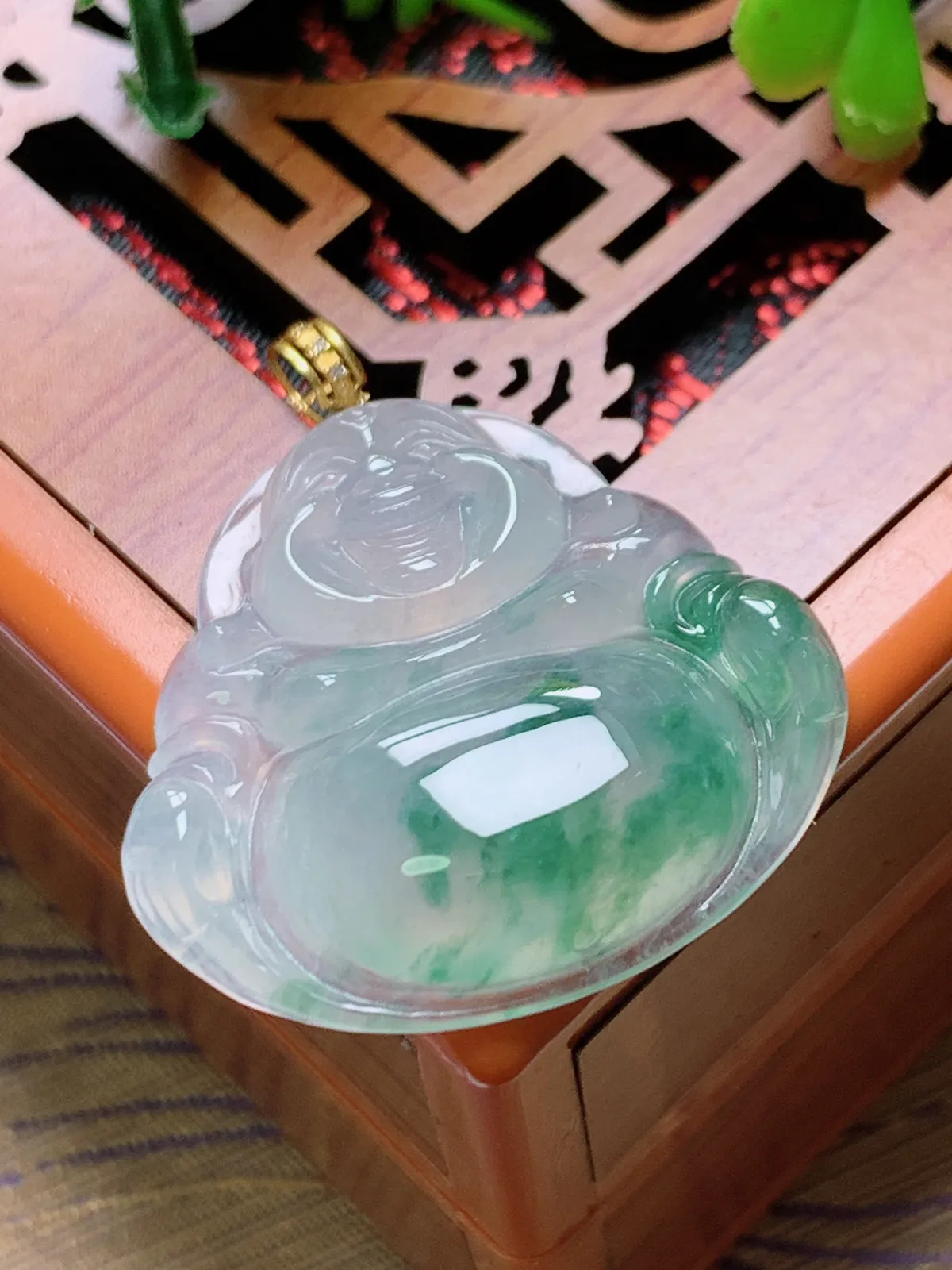 精品推荐，缅甸天然A货翡翠，18K金扣镶嵌冰种飘花佛公吊坠，种水好，颜色鲜艳，玉质水润细腻，工艺精湛