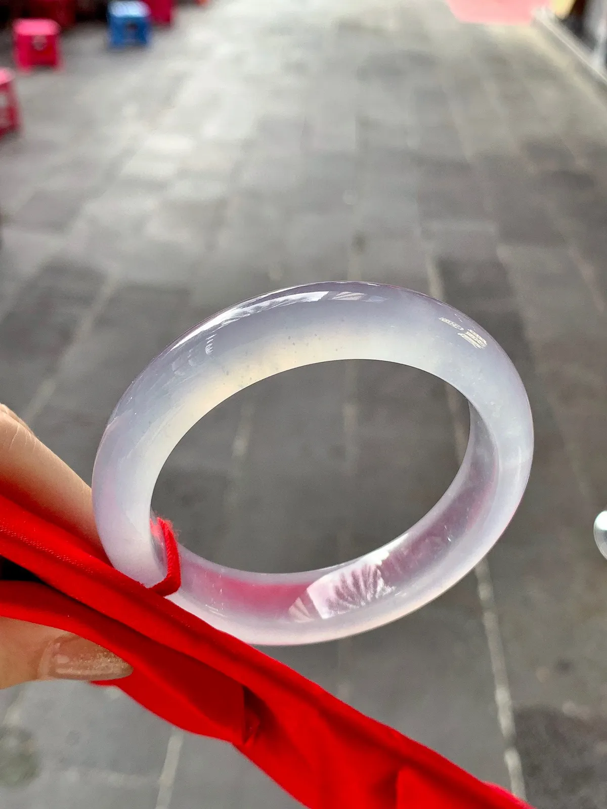 冰种飘花圆条手镯
尺寸：55.8-11.8-11.9mm
种老起胶的料子品质货