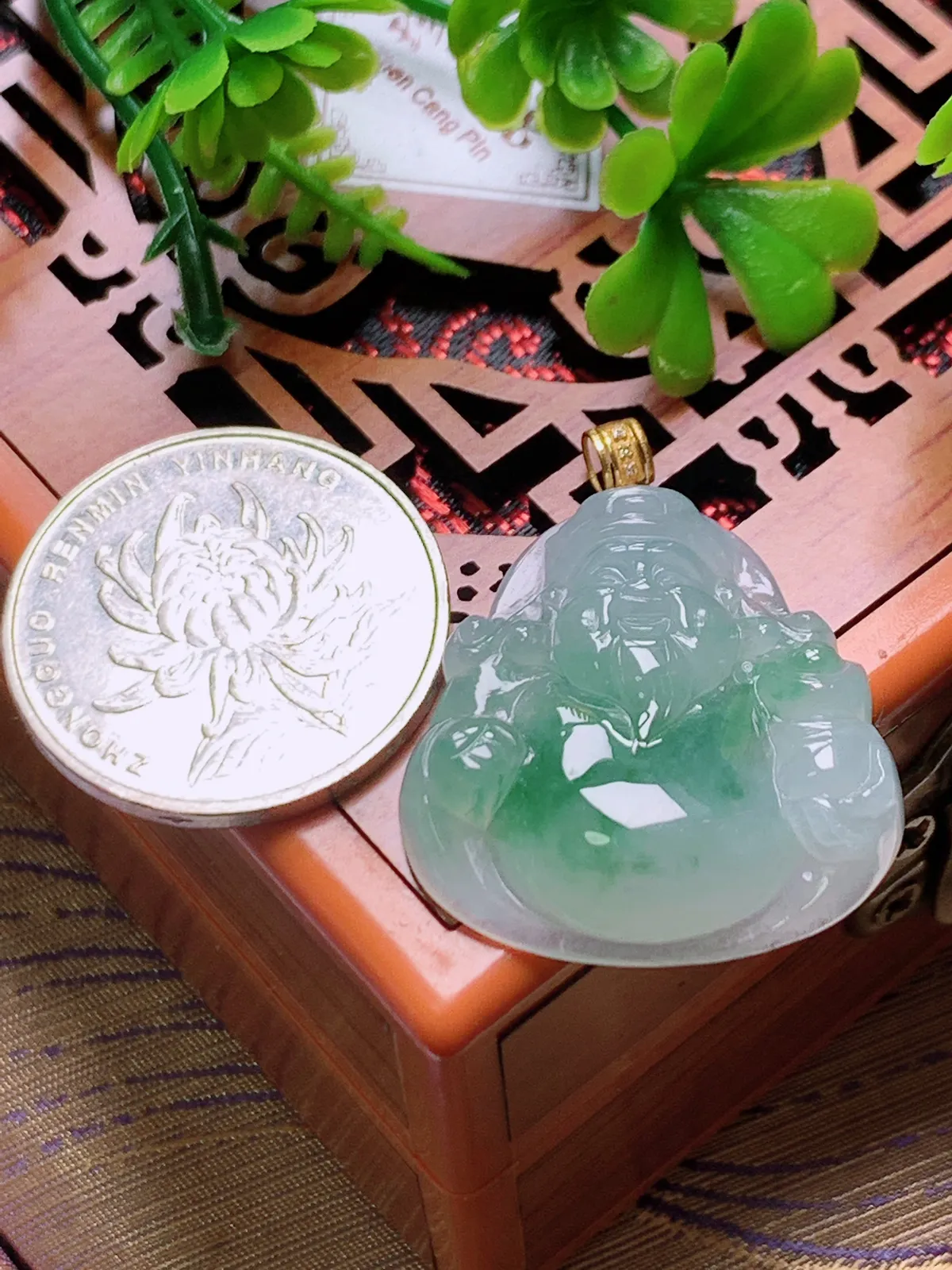精品推荐，缅甸天然A货翡翠，18K金扣镶嵌冰种飘花财神爷吊坠，种水好，颜色鲜艳，玉质水润细腻，工艺精湛，佩戴效果更佳。