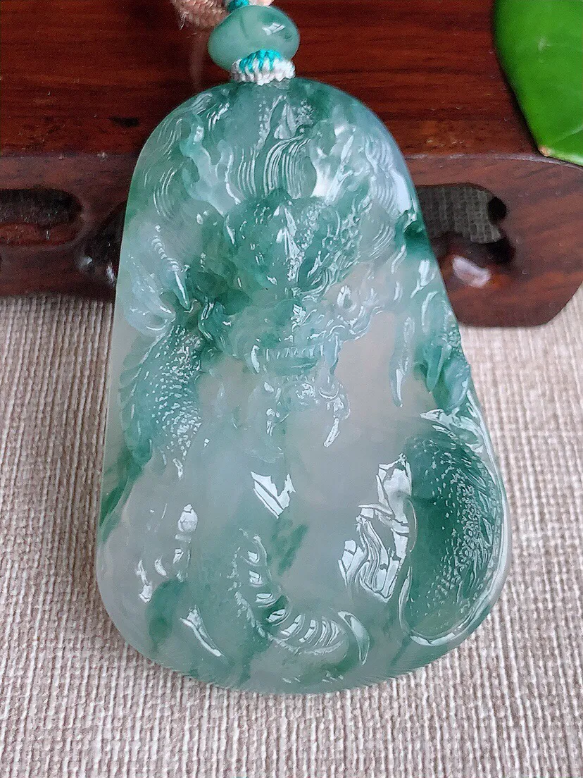 a货翡翠老坑冰种飘花龙牌吊坠  尺寸59.7×38×8.4mm 重量42.88g 0614