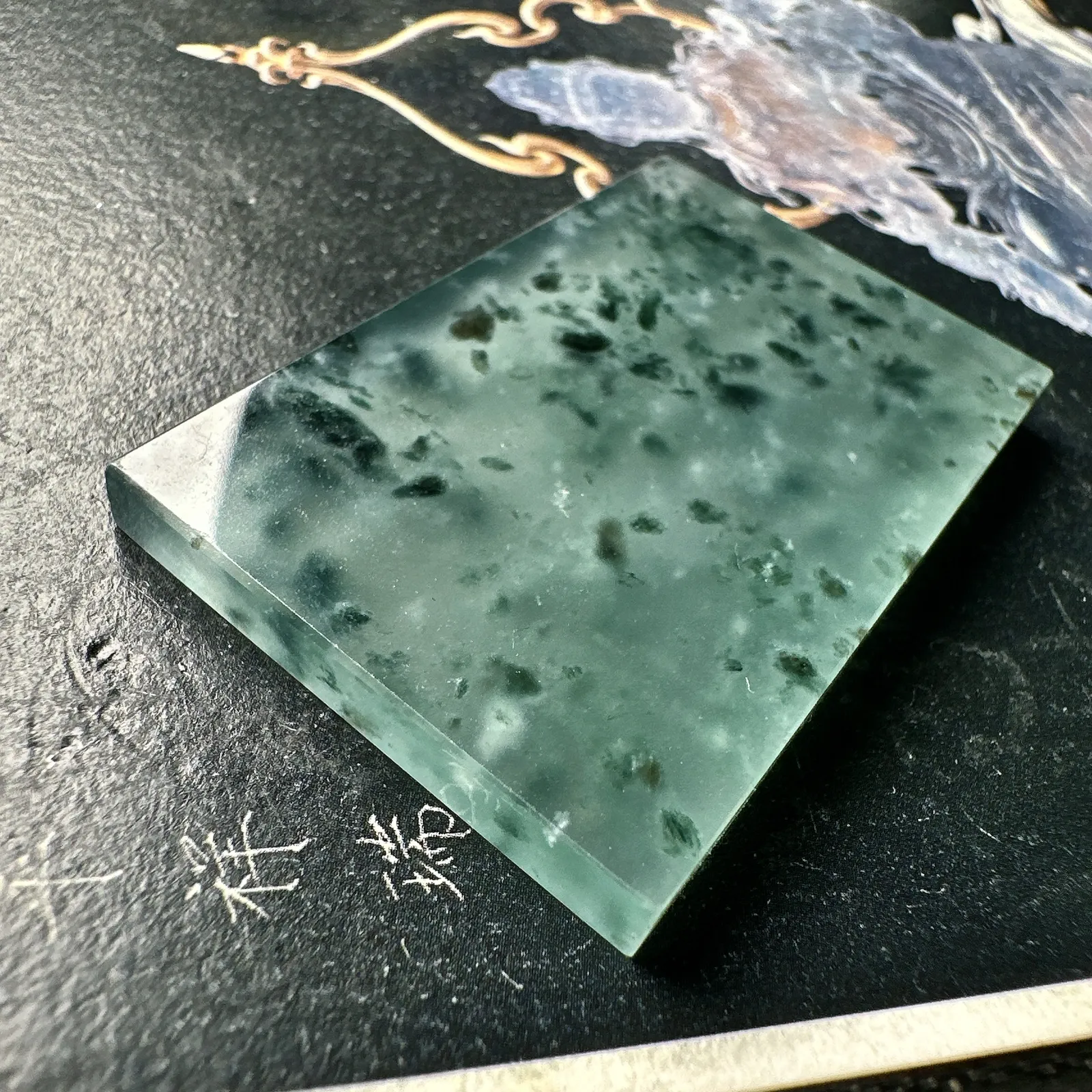【冰种飘花无事牌】质地细腻，冰度很足，种相当老，通透纯净，起光，意境感强烈