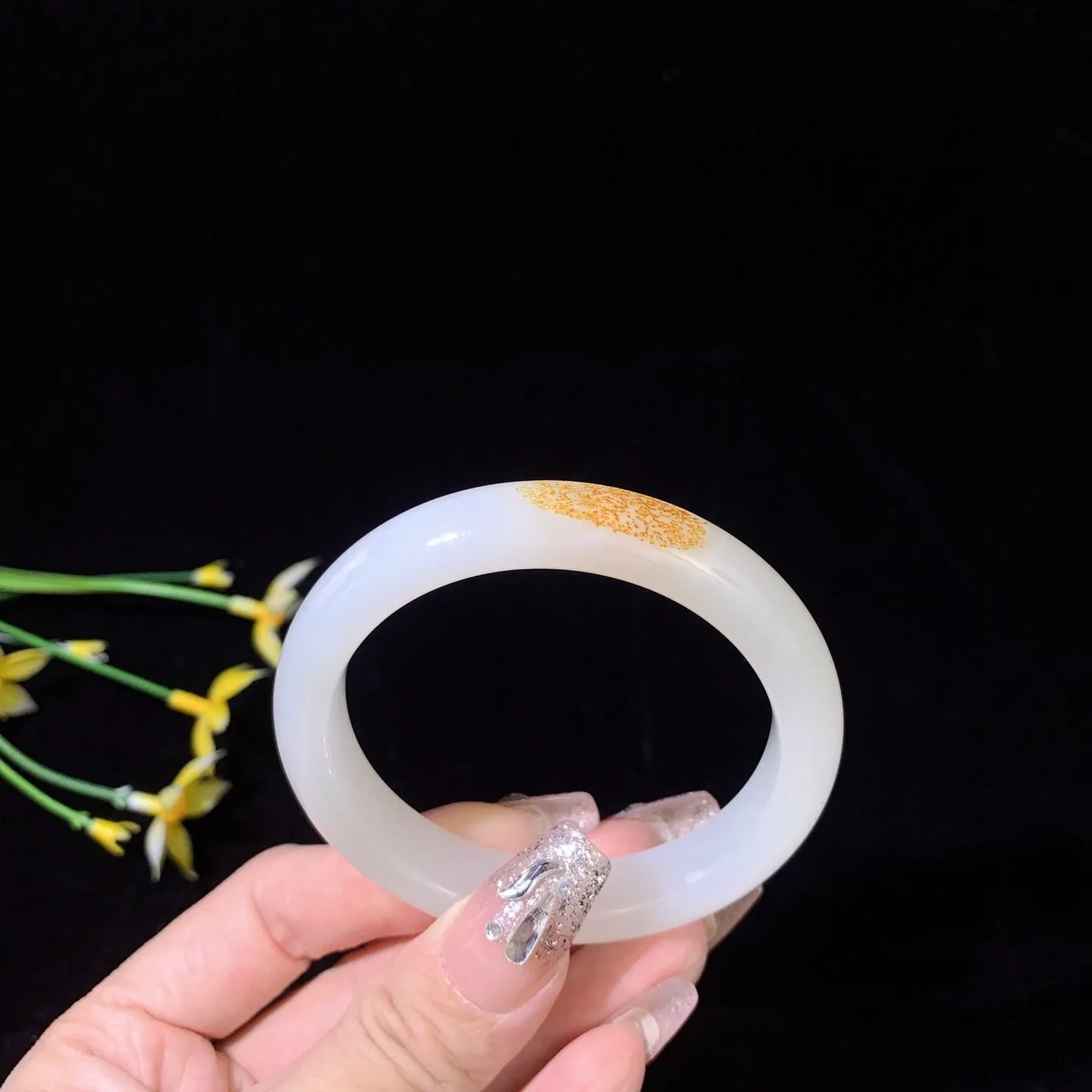 和田玉53.6圈口白玉手镯！枣红皮，圈口53.6宽12.5玉质细腻油润 底色纯净 无裂无杂 脂粉好，品质好！