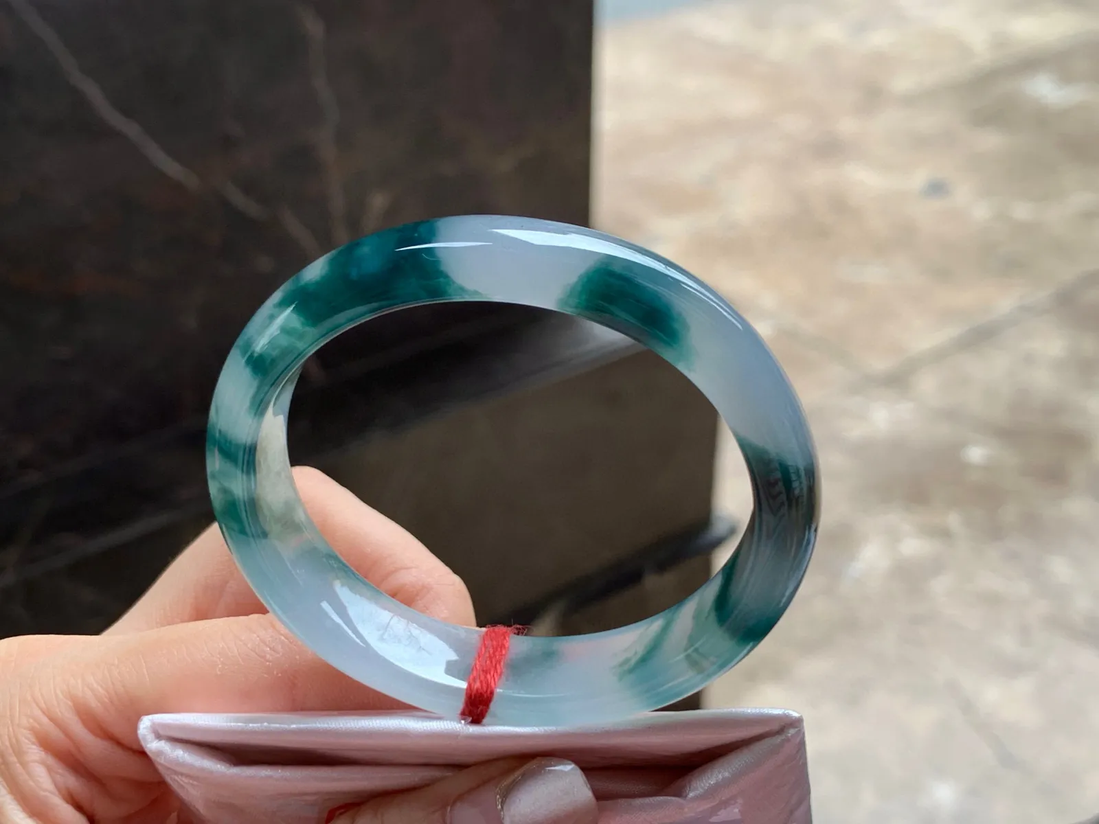 冰飘花贵妃镯
种好水润 54/12.5/7.4mm