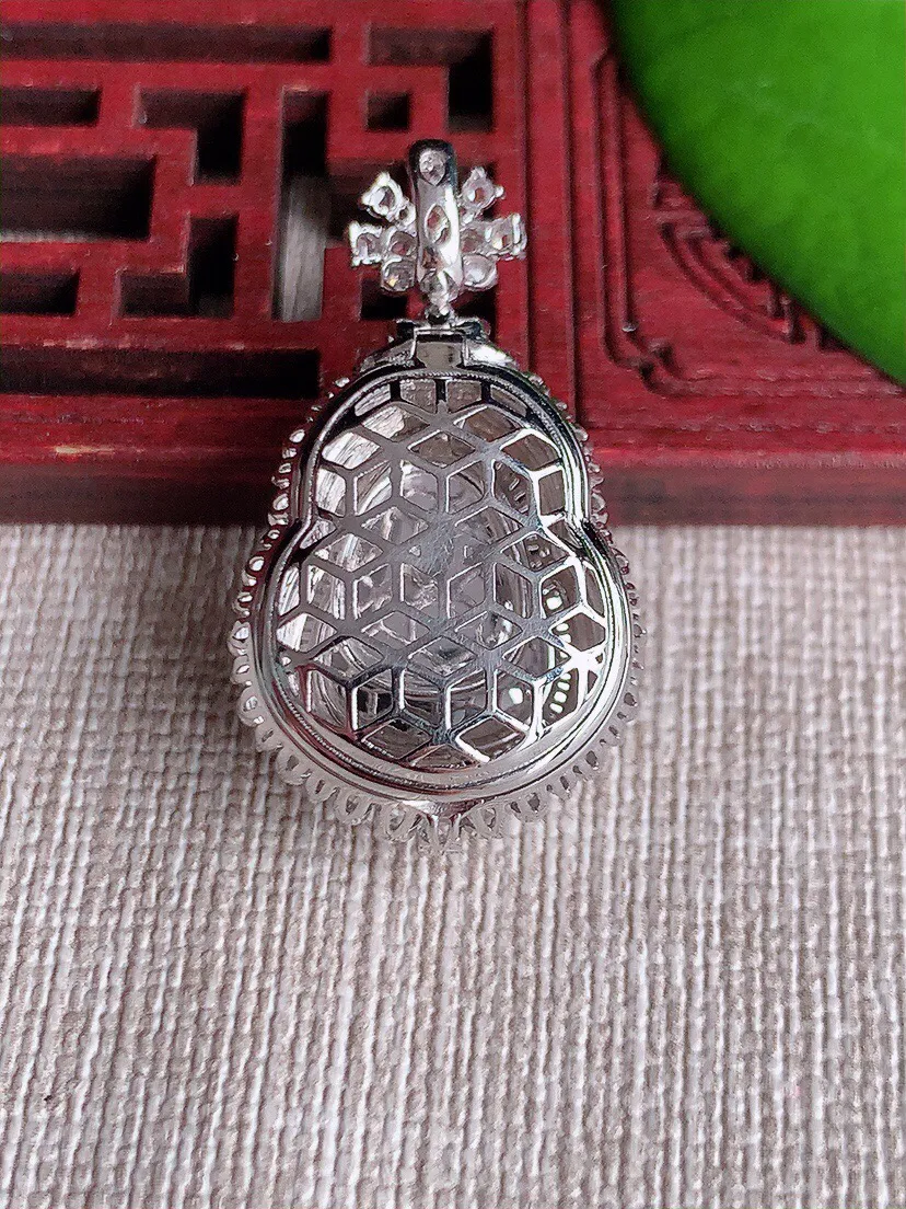 a货翡翠老坑冰种18K金伴钻镶嵌紫罗兰葫芦吊坠 尺寸32.3×18.4×12.2裸石17.8×14.5mm 重量7.00g 0614