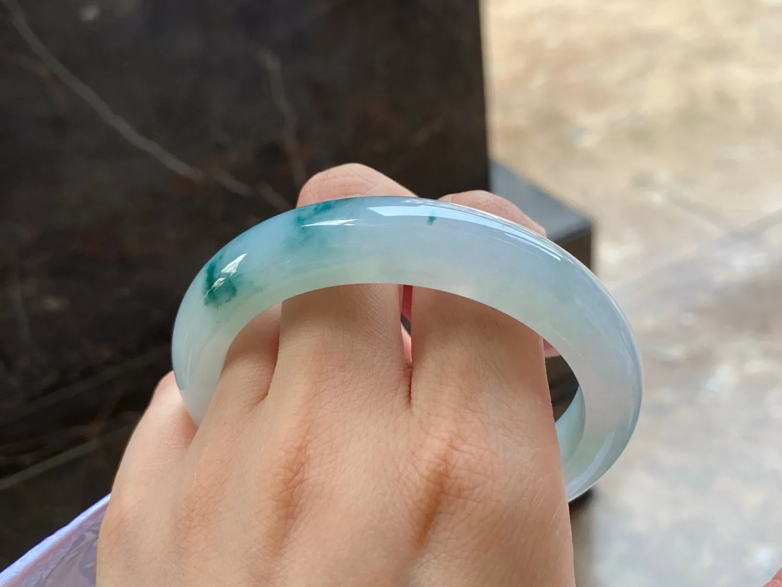 冰飘花手镯
水润清爽 59/12.6/9mm